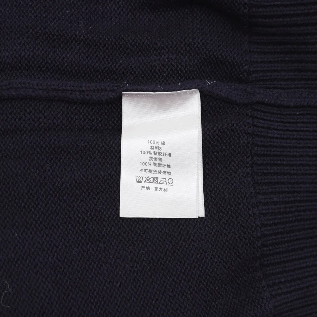 🅿️600 Dior embroidered cotton blend button cardigan. The fabric is made of 40-count cotton yarn and wool, and the cotton content is 62%. It is mixed with 38% polyester. Mixing two kinds of wool materials can effectively make the upper body more three-dimensional. The embroidery uses high-density wool yarn embroidery technology, and the front numbers are all equipped with the joint series embroidery LOGO. The number of stitches is about 12,000. The auxiliary buttons are made of natural horn buttons, with the brand's iconic [DIOR] LOGO on the buttons. This cardigan displays the Dior For My Real Friends logo from the DIOR AND HYLTON NEL collaboration. Crafted from white cotton-blend jersey with embroidery on the front and back, button fastening and ribbed trims. Size s-l