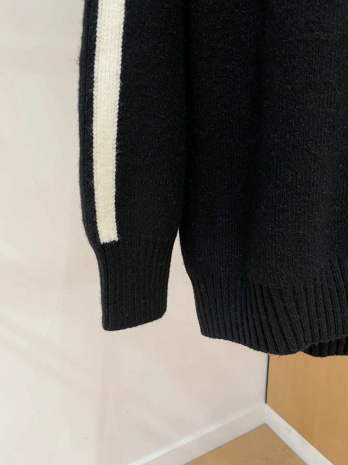 🅿️540 【DIOR】Autumn and winter classic cardigan sweater, in full condition! ! ! Wool blended fabric, the latest model in 2025, golden ratio! ! Slim-fitting soft gold, versatile and practical item, the combination and practicality are extremely powerful, simple and elegant, and classy! To create your own style, it is highly recommended to buy it in two colors. The standard slim fit tailoring process is suitable for both young and old men. It is knitted from wool and will not cause any discomfort! While keeping warm, it is stylish, textured and wearable, and the classic logo with contrasting colors on the chest feels in place! ! Recommended for regular customers! ! Size M-3XL (maximum wear: 190 pounds)
