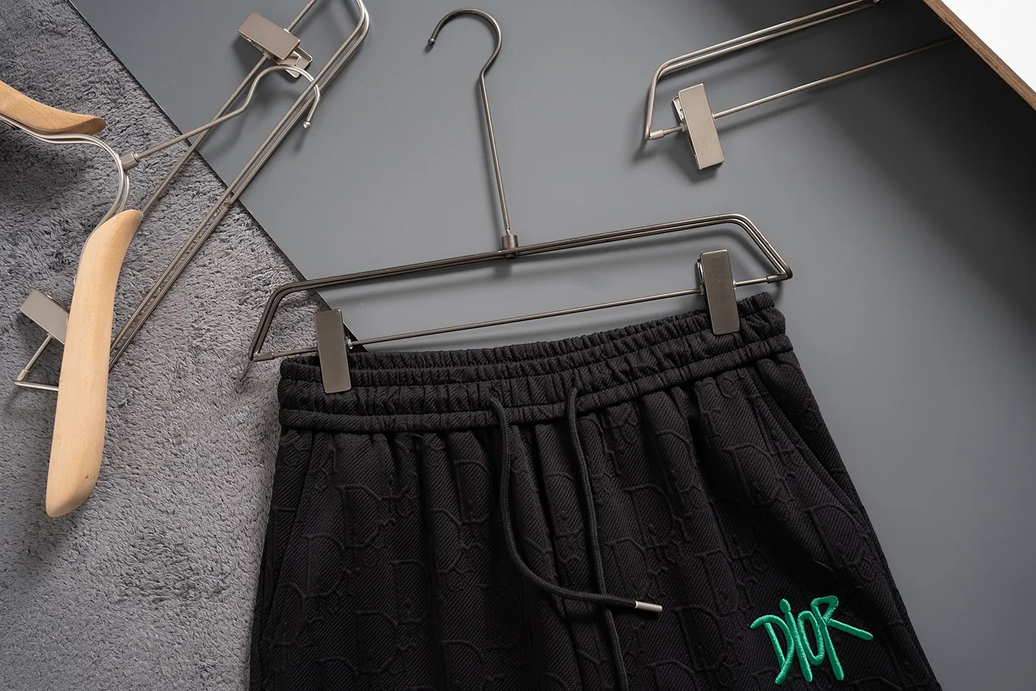 🅿️140 #Z0011 [Restock all year round] Dior Dior knitted embroidered shorts are ultra-high-end quality embroidered, made with double-pressing technology, original replica, three-dimensional foam printing, the latest Alphabet LOGO pattern design, the knitted fabric is stiff and solid, fashionable and urban, the first choice for home and travel! Color: Black White Size: M L XL XXL XXXl