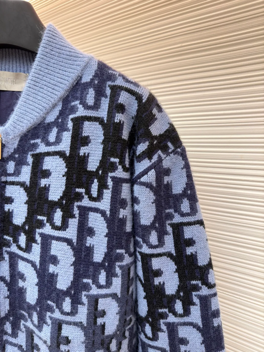 Dior wool printed ribbed zipper long-sleeved jacket ●Original version: Purchased and developed by 33157 ●Item number: 1681746- ●Material: wool blended fabric ●Technology: knitted jacquard production ●Color: blue and black ●Version: fitted version ●Weight: about 1285 grams ●Size: XS-S-M-L ●Description: This knitted jacket uses multi-color jacquard technology, interweaving dark and light blue and black to present the brand's iconic letter pattern. The pattern texture is clear and has a strong three-dimensional effect. The body of the garment is made of soft knitted fabric, which is precisely woven to ensure uniform density and a delicate and skin-friendly touch. The collar, cuffs and hem are ribbed in the same color, providing an elastic fit and enhancing the overall silhouette. The front is equipped with a metal zipper, which is smooth and echoes the style of the jacquard pattern; the body is three-dimensionally cut, with a loose and casual fit. The jacquard process uses multi-tissue needles to work together to make the pattern and background color distinct. It has both design recognition and the comfortable texture of knitted items. It is the finishing touch to highlight the brand style in daily wear. The overall wiring is straight and delicate, the fabric is comfortable and soft, and the color is consistent without color difference. It can be matched with the same style to create a fashionable look and control various occasions. Customized accessories, complete with three standards, same style for men and women!