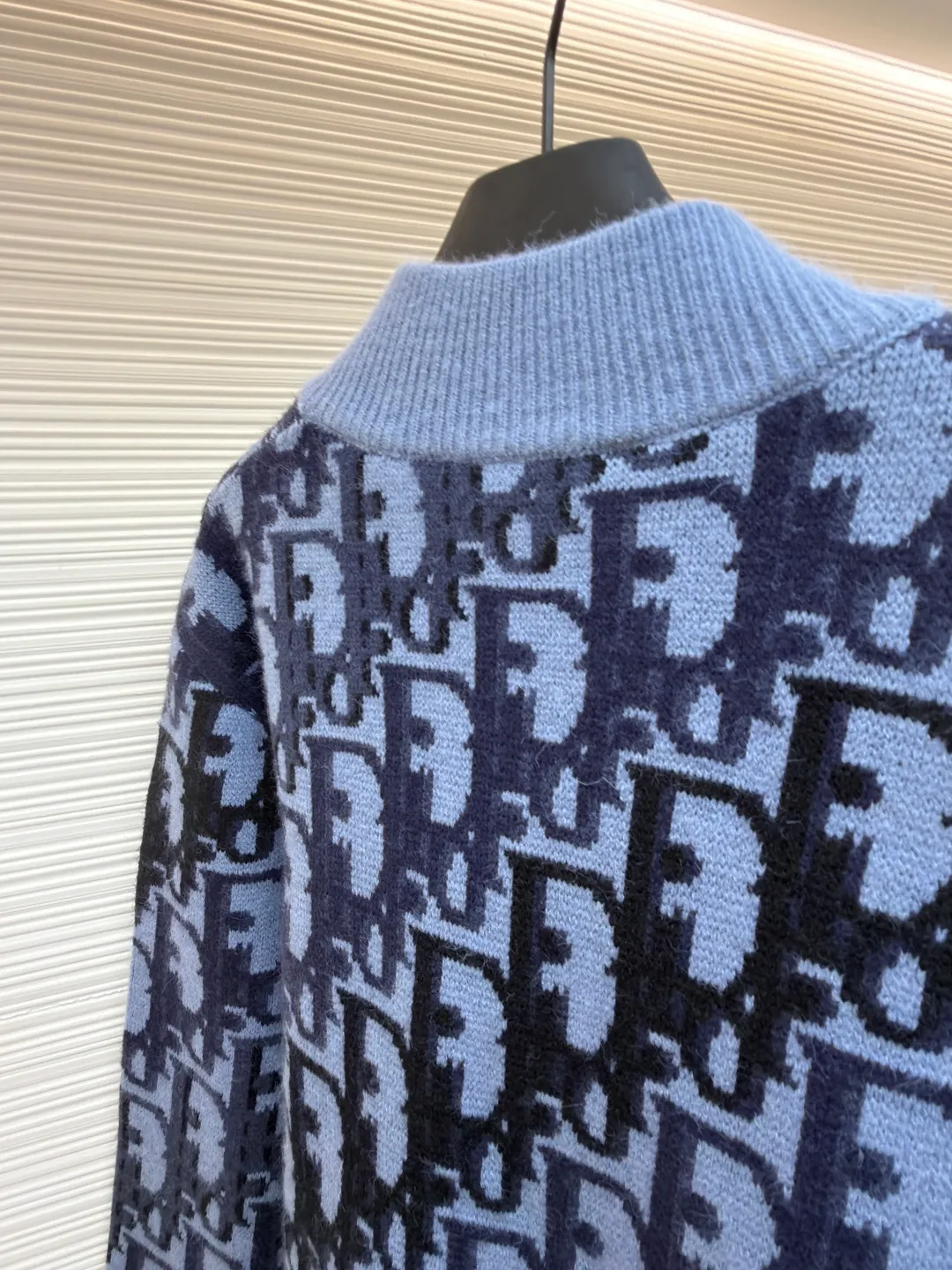 Dior wool printed ribbed zipper long-sleeved jacket ●Original version: Purchased and developed by 33157 ●Item number: 1681746- ●Material: wool blended fabric ●Technology: knitted jacquard production ●Color: blue and black ●Version: fitted version ●Weight: about 1285 grams ●Size: XS-S-M-L ●Description: This knitted jacket uses multi-color jacquard technology, interweaving dark and light blue and black to present the brand's iconic letter pattern. The pattern texture is clear and has a strong three-dimensional effect. The body of the garment is made of soft knitted fabric, which is precisely woven to ensure uniform density and a delicate and skin-friendly touch. The collar, cuffs and hem are ribbed in the same color, providing an elastic fit and enhancing the overall silhouette. The front is equipped with a metal zipper, which is smooth and echoes the style of the jacquard pattern; the body is three-dimensionally cut, with a loose and casual fit. The jacquard process uses multi-tissue needles to work together to make the pattern and background color distinct. It has both design recognition and the comfortable texture of knitted items. It is the finishing touch to highlight the brand style in daily wear. The overall wiring is straight and delicate, the fabric is comfortable and soft, and the color is consistent without color difference. It can be matched with the same style to create a fashionable look and control various occasions. Customized accessories, complete with three standards, same style for men and women!