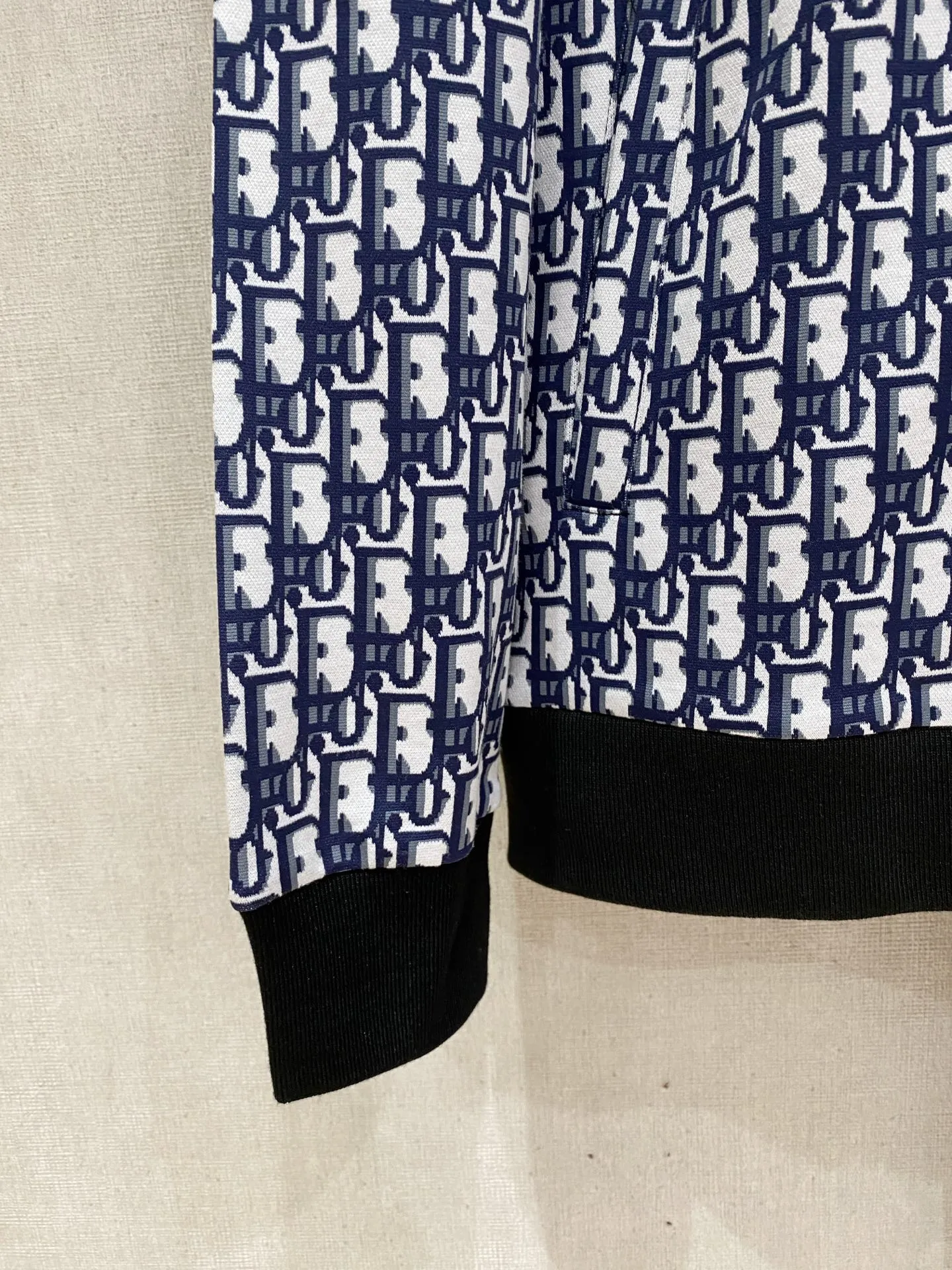 🅿️720 Dior hot-selling suit is coming. Focus on the original version of the official website. 2025 new hot-selling cardigan suit. The original order is the best. 🇭🇰The meticulous work of top designers. It has a fitting and perfect upper body effect. All-natural high-quality Tencel Roman cotton 100%, close-fitting comfort, noble and elegant! Original hardware embodies elegance and nobility! Counter size: M-3XL (maximum wear up to 190 pounds)