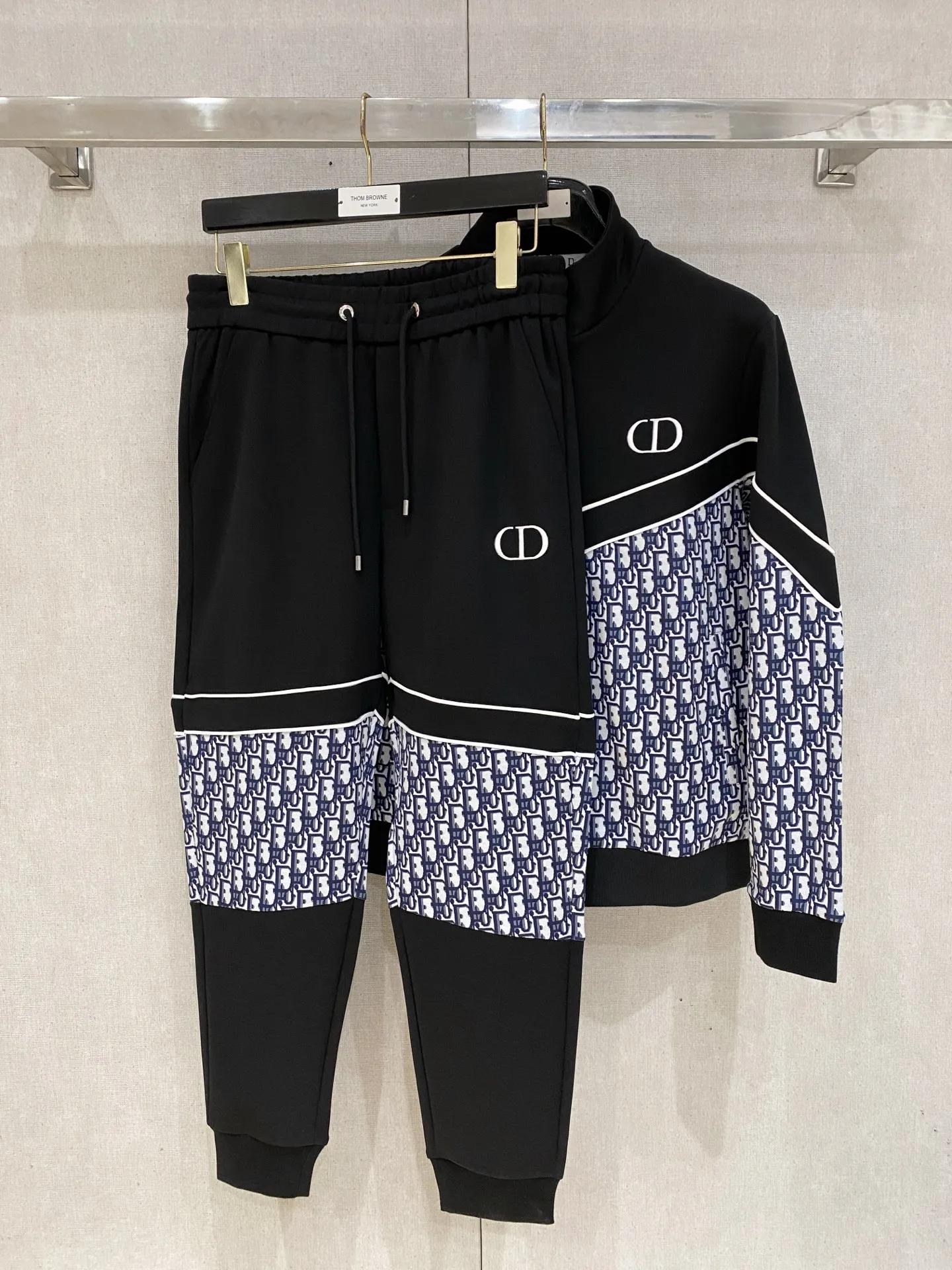 🅿️720 Dior hot-selling suit is coming. Focus on the original version of the official website. 2025 new hot-selling cardigan suit. The original order is the best. 🇭🇰The meticulous work of top designers. It has a fitting and perfect upper body effect. All-natural high-quality Tencel Roman cotton 100%, close-fitting comfort, noble and elegant! Original hardware embodies elegance and nobility! Counter size: M-3XL (maximum wear up to 190 pounds)