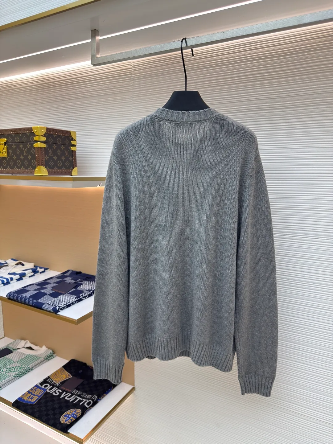 Prada jacquard crew neck sweater ●Authentic product: Purchased and developed by 11780 ●Item number: 1680312-A90 ●Fabric: Cashmere wool fabric ●Technology: Jacquard production ●Version: Loose version ●Weight: about 555 grams ●Size: 46-48-50-52 ●Description: Custom-woven 55° cashmere wool, full texture, comfortable and skin-friendly, pure white as the base, pure and elegant The black jacquard pen outlines a beautiful picture of Italian luxury and fashion. The iconic Prada logo is eye-catchingly presented in jacquard style. It complements the unique design of the neckline triangle area to increase brand recognition. It follows Prada's consistent simple style and opens up endless possibilities for fashion matching with its classic posture. Made of jacquard tissue imported from Germany, the arrangement and interweaving of yarns are precisely controlled and carefully interwoven on the loom. Prada logo jacquard artistic pattern inlay makes the fabric more vivid and three-dimensional. Using three-dimensional seam stitching, it uses specific sewing methods at the seams to make clothes more three-dimensional and fit the body. The workmanship is tedious and complicated. The overall wiring is straight and delicate, the fabric is comfortable and soft, and the color is consistent without color difference. It can be matched with the same style to create a fashionable look and control various occasions. Customized accessories, complete with three standards, same style for men and women!