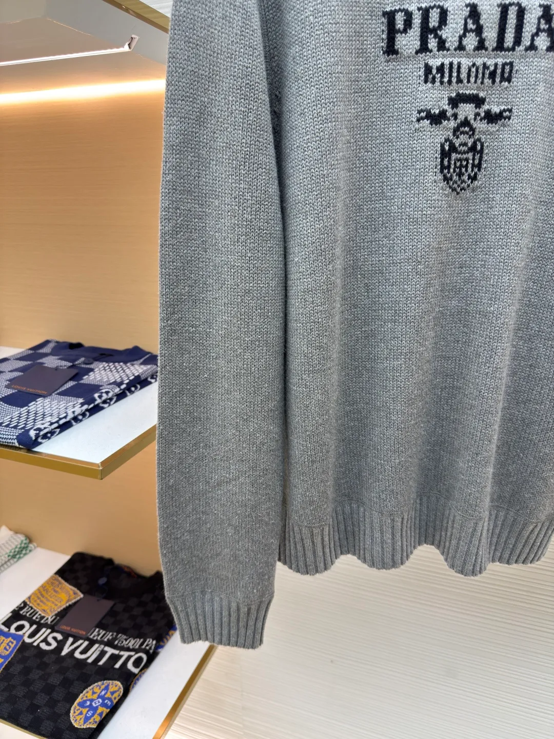 Prada jacquard crew neck sweater ●Authentic product: Purchased and developed by 11780 ●Item number: 1680312-A90 ●Fabric: Cashmere wool fabric ●Technology: Jacquard production ●Version: Loose version ●Weight: about 555 grams ●Size: 46-48-50-52 ●Description: Custom-woven 55° cashmere wool, full texture, comfortable and skin-friendly, pure white as the base, pure and elegant The black jacquard pen outlines a beautiful picture of Italian luxury and fashion. The iconic Prada logo is eye-catchingly presented in jacquard style. It complements the unique design of the neckline triangle area to increase brand recognition. It follows Prada's consistent simple style and opens up endless possibilities for fashion matching with its classic posture. Made of jacquard tissue imported from Germany, the arrangement and interweaving of yarns are precisely controlled and carefully interwoven on the loom. Prada logo jacquard artistic pattern inlay makes the fabric more vivid and three-dimensional. Using three-dimensional seam stitching, it uses specific sewing methods at the seams to make clothes more three-dimensional and fit the body. The workmanship is tedious and complicated. The overall wiring is straight and delicate, the fabric is comfortable and soft, and the color is consistent without color difference. It can be matched with the same style to create a fashionable look and control various occasions. Customized accessories, complete with three standards, same style for men and women!