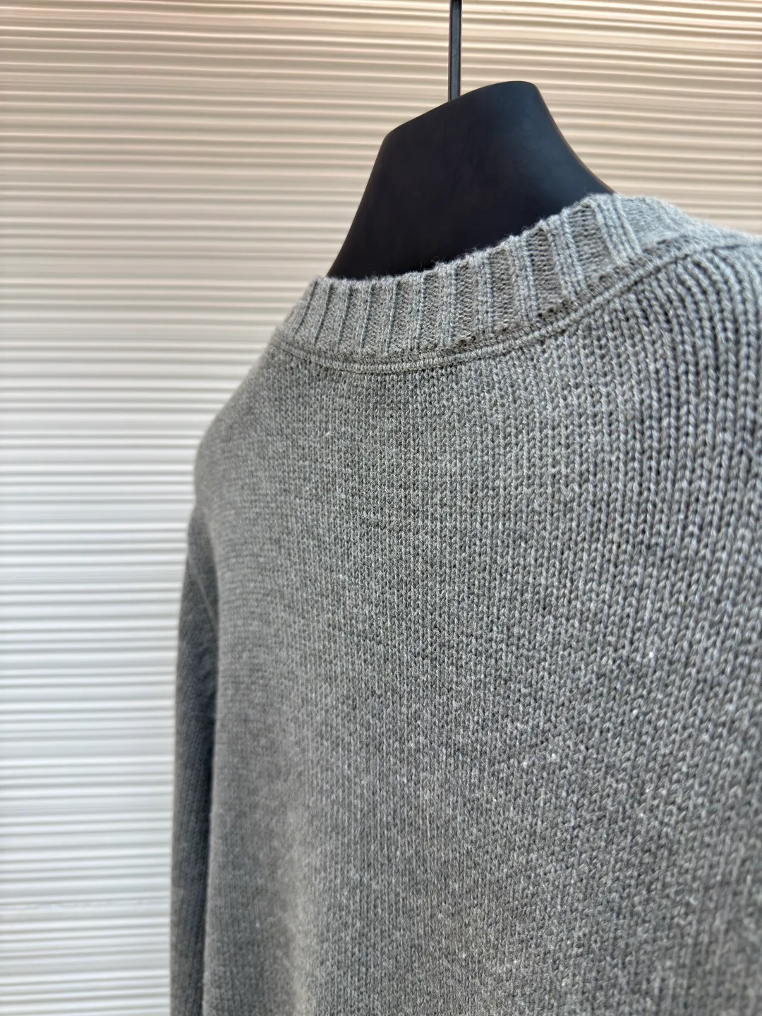 Prada jacquard crew neck sweater ●Authentic product: Purchased and developed by 11780 ●Item number: 1680312-A90 ●Fabric: Cashmere wool fabric ●Technology: Jacquard production ●Version: Loose version ●Weight: about 555 grams ●Size: 46-48-50-52 ●Description: Custom-woven 55° cashmere wool, full texture, comfortable and skin-friendly, pure white as the base, pure and elegant The black jacquard pen outlines a beautiful picture of Italian luxury and fashion. The iconic Prada logo is eye-catchingly presented in jacquard style. It complements the unique design of the neckline triangle area to increase brand recognition. It follows Prada's consistent simple style and opens up endless possibilities for fashion matching with its classic posture. Made of jacquard tissue imported from Germany, the arrangement and interweaving of yarns are precisely controlled and carefully interwoven on the loom. Prada logo jacquard artistic pattern inlay makes the fabric more vivid and three-dimensional. Using three-dimensional seam stitching, it uses specific sewing methods at the seams to make clothes more three-dimensional and fit the body. The workmanship is tedious and complicated. The overall wiring is straight and delicate, the fabric is comfortable and soft, and the color is consistent without color difference. It can be matched with the same style to create a fashionable look and control various occasions. Customized accessories, complete with three standards, same style for men and women!