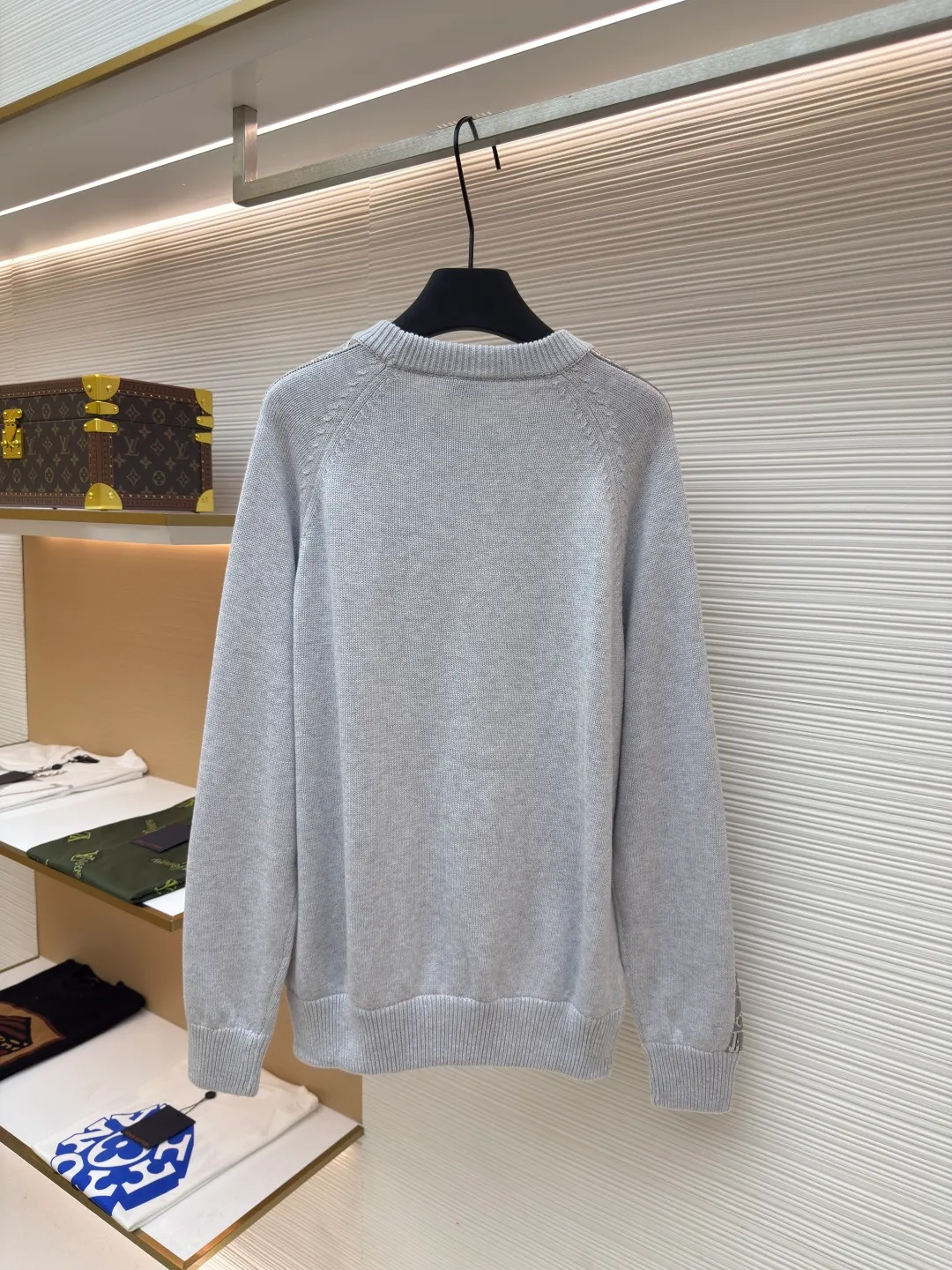 Dior sleeve webbing jacquard sweater ●Authentic product: 11000 purchase and development ●Item number: 1680529-B40 ●Fabric: wool fabric ●Technology: Wool jacquard production ●Version: fitted version ●Weight: about 815 grams ●Size: XS-S-M-L ●Description: The original version is dyed and dyed, and the color similarity is as high as 95%. It is made of 100% fully combed cotton yarn. The body of the clothes is woven on the same 7G loom as the original version. The mulberry silk webbing on both sides is made of 16-needle ultra-fine according to the original version. The needle types are individually knitted, sewn, washed, and finally the webbing is operated by highly skilled lathes. Ordinary lathes cannot carve such a straight webbing. This place particularly tests the lathes' skills. The overall wiring is straight and delicate, the fabric is comfortable and soft, and the color is consistent without color difference. It can be matched with the same style to create a fashionable look, and can be used in various occasions. Customized accessories, complete with three standards, same style for men and women!