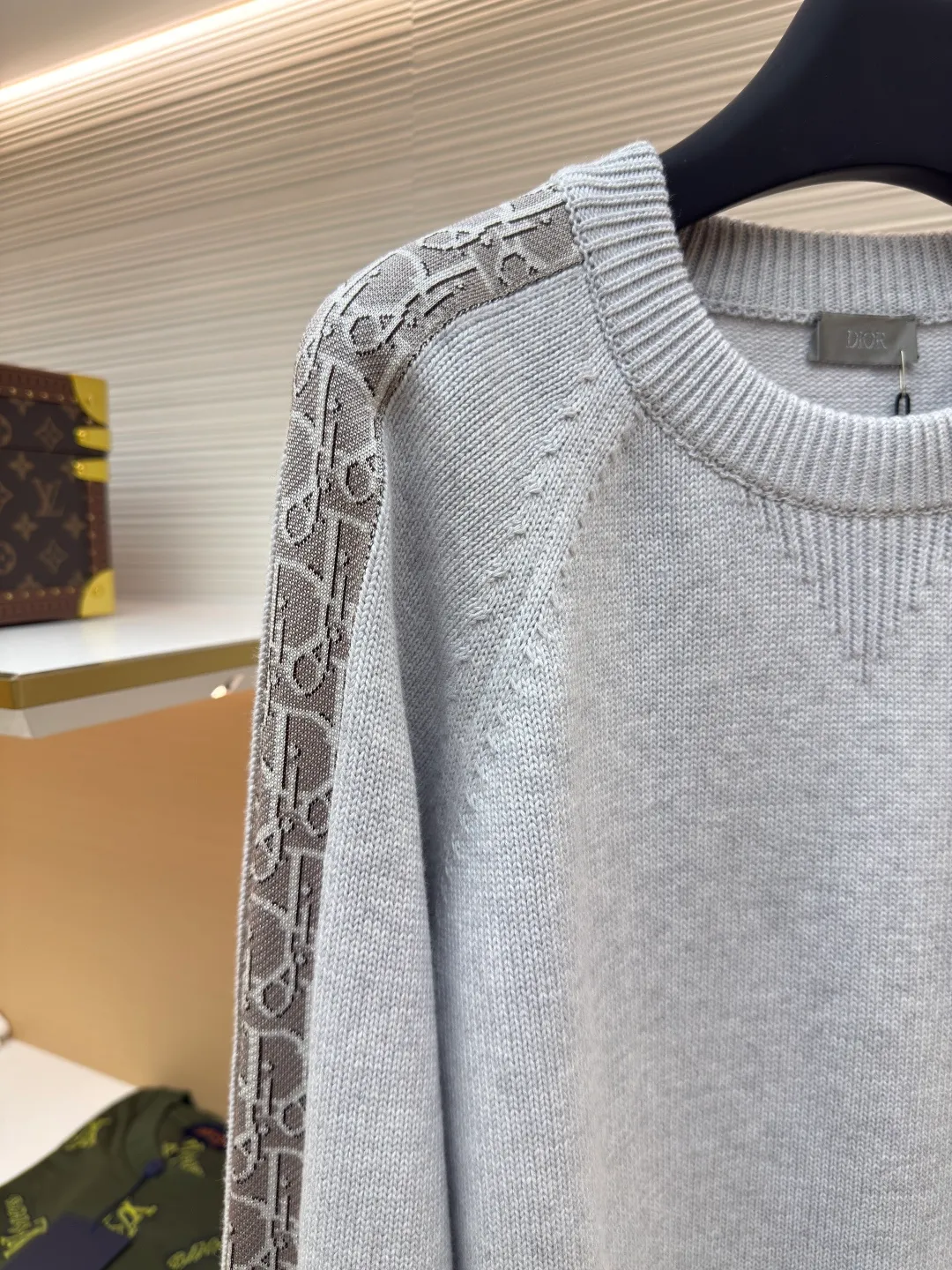Dior sleeve webbing jacquard sweater ●Authentic product: 11000 purchase and development ●Item number: 1680529-B40 ●Fabric: wool fabric ●Technology: Wool jacquard production ●Version: fitted version ●Weight: about 815 grams ●Size: XS-S-M-L ●Description: The original version is dyed and dyed, and the color similarity is as high as 95%. It is made of 100% fully combed cotton yarn. The body of the clothes is woven on the same 7G loom as the original version. The mulberry silk webbing on both sides is made of 16-needle ultra-fine according to the original version. The needle types are individually knitted, sewn, washed, and finally the webbing is operated by highly skilled lathes. Ordinary lathes cannot carve such a straight webbing. This place particularly tests the lathes' skills. The overall wiring is straight and delicate, the fabric is comfortable and soft, and the color is consistent without color difference. It can be matched with the same style to create a fashionable look, and can be used in various occasions. Customized accessories, complete with three standards, same style for men and women!