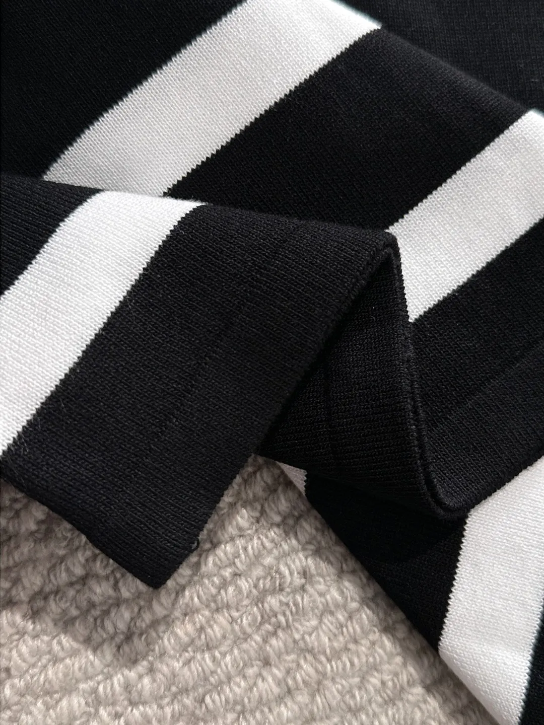 🅿️330 shipped next day. High quality Dior 2025 spring and summer new men's lapel short-sleeved T-shirt. Made of combed cotton yarn knitted cotton fabric. Pure cotton high-weight special yarn. It feels heavy when weighed. The upper body is also more textured than ordinary T-shirts. This texture can cope with the weather easily and is suitable for both hot and cold! The pattern on the chest adopts three-dimensional embroidery technology, and is perfectly produced stitch by stitch with reference to the original version! Loose fit design, looks noble. Size: M to XXXL