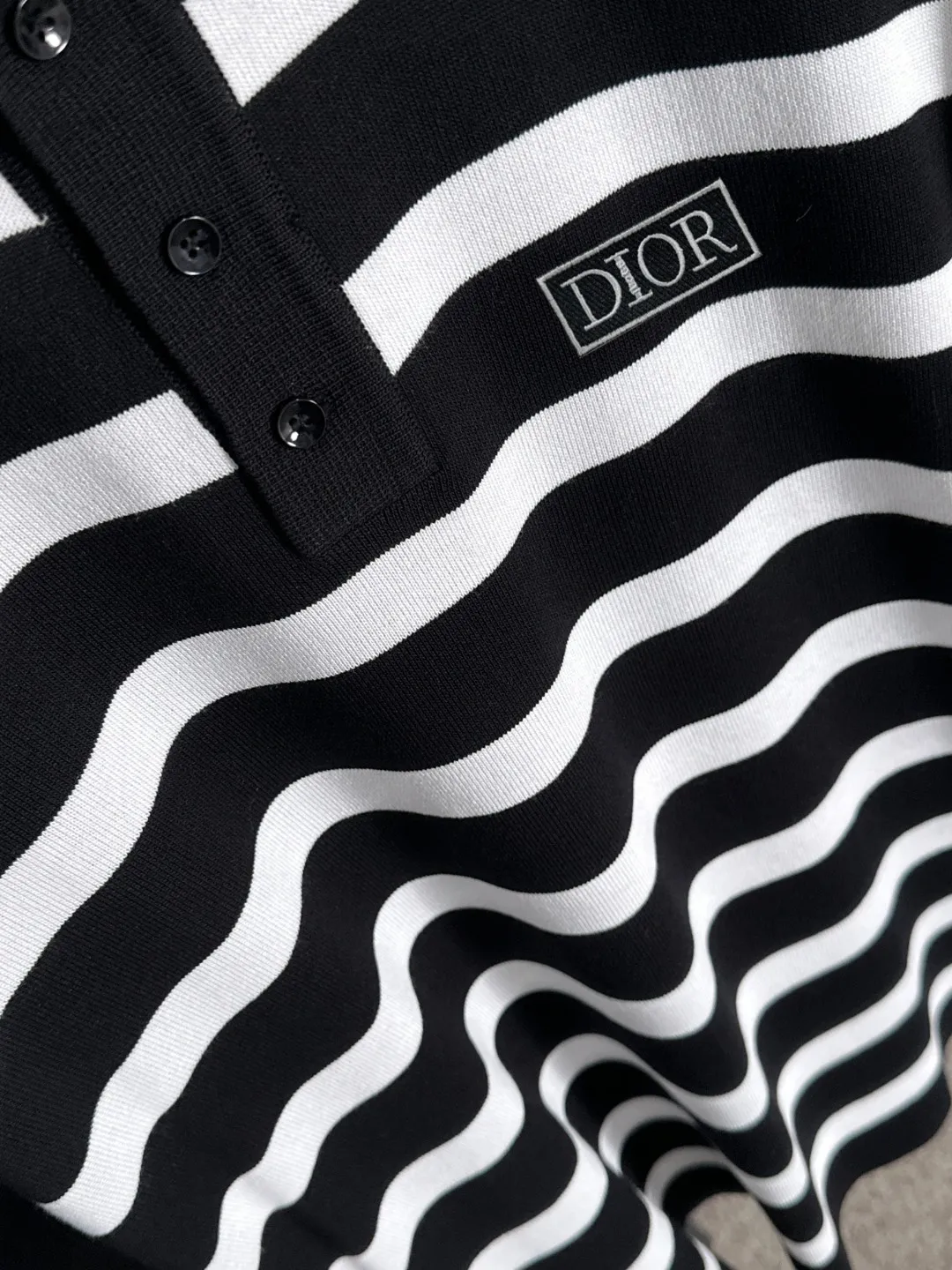 🅿️330 shipped next day. High quality Dior 2025 spring and summer new men's lapel short-sleeved T-shirt. Made of combed cotton yarn knitted cotton fabric. Pure cotton high-weight special yarn. It feels heavy when weighed. The upper body is also more textured than ordinary T-shirts. This texture can cope with the weather easily and is suitable for both hot and cold! The pattern on the chest adopts three-dimensional embroidery technology, and is perfectly produced stitch by stitch with reference to the original version! Loose fit design, looks noble. Size: M to XXXL