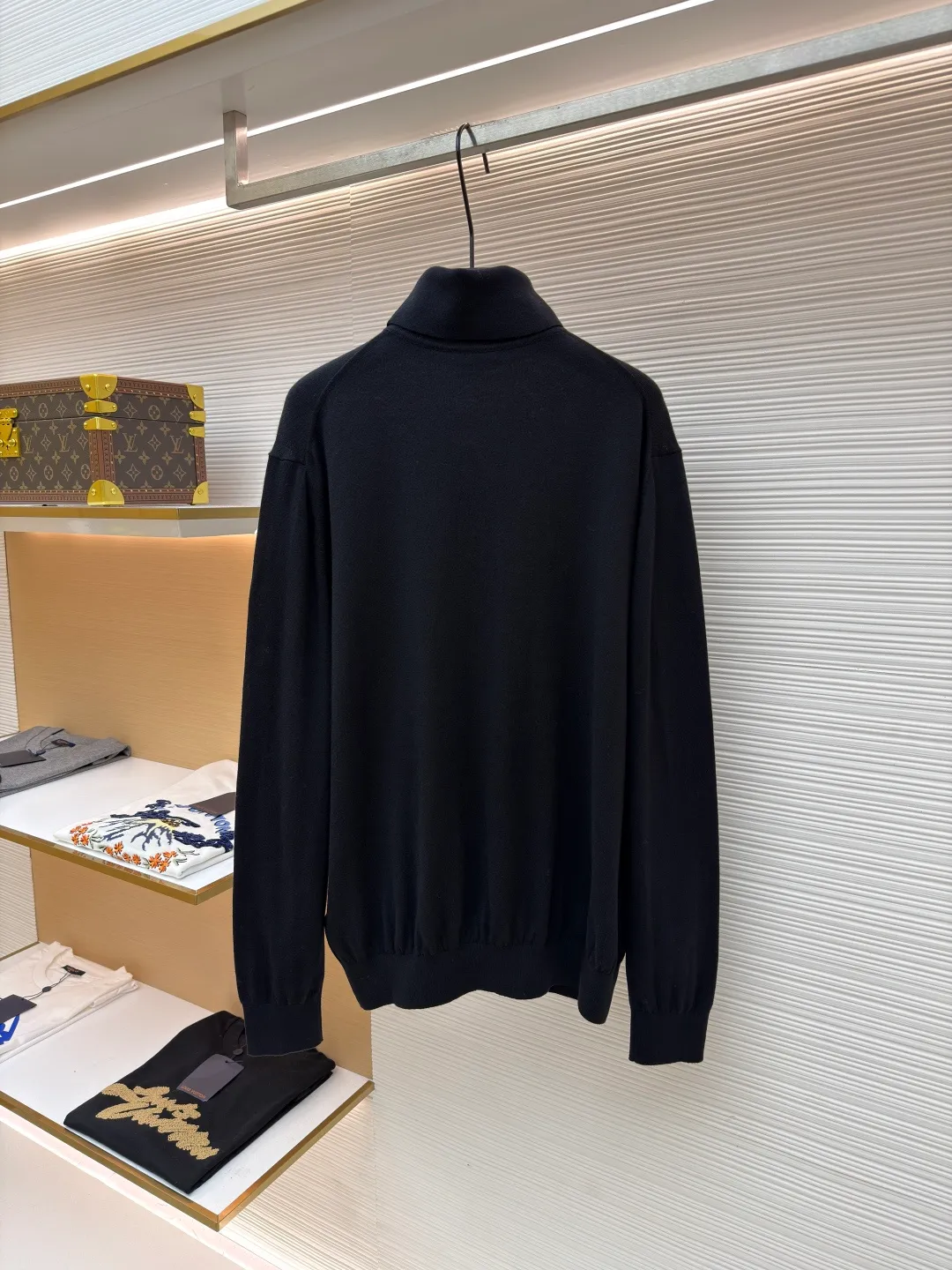 Prada jacquard turtleneck sweater ●Original version: Purchased and developed for 13600 ●Item number: 1681364-A75 ●Material: mercerized worsted wool fabric ●Technology: jacquard production ●Color: black ●Version: fitted version ●Weight: about 235 grams ●Size: 46-48-50-52 ●Description: Custom-woven mercerized worsted wool, soft and delicate, comfortable and close to the skin, with pure and clean white as the main color Self-sufficient, restrained and layered, self-evident elegance. The black PRADA logo forms a low-key dialogue with the soft sheen of white wool. It is accurately anchored under the collarbone at the visual golden section. It interprets PRADA's brand philosophy of minimalism and luxury. With the turtleneck version as the core, functional warmth is sublimated into aesthetic expression. Less is more. With an inclusive attitude, it becomes the invisible base of all your looks. Made of jacquard machine imported from Germany. Precisely control the arrangement and interweaving of yarns. Carefully interwoven on the loom. Prada logo jacquard artistic pattern inlay makes the fabric more vivid and three-dimensional, and the garment washing water is softened and deodorized using professional washing equipment and specific detergents to deeply clean and deodorize the clothes to improve the feel and appearance of the clothes. The overall wiring is straight and delicate, the fabric is comfortable and soft, and the color is consistent without color difference. It can be matched with the same style to create a fashionable look, and can be used in various occasions. Customized accessories, complete with three standards, the same style for men and women.