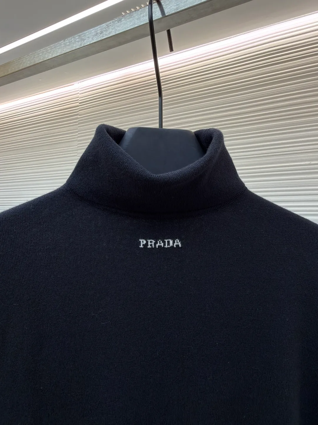 Prada jacquard turtleneck sweater ●Original version: Purchased and developed for 13600 ●Item number: 1681364-A75 ●Material: mercerized worsted wool fabric ●Technology: jacquard production ●Color: black ●Version: fitted version ●Weight: about 235 grams ●Size: 46-48-50-52 ●Description: Custom-woven mercerized worsted wool, soft and delicate, comfortable and close to the skin, with pure and clean white as the main color Self-sufficient, restrained and layered, self-evident elegance. The black PRADA logo forms a low-key dialogue with the soft sheen of white wool. It is accurately anchored under the collarbone at the visual golden section. It interprets PRADA's brand philosophy of minimalism and luxury. With the turtleneck version as the core, functional warmth is sublimated into aesthetic expression. Less is more. With an inclusive attitude, it becomes the invisible base of all your looks. Made of jacquard machine imported from Germany. Precisely control the arrangement and interweaving of yarns. Carefully interwoven on the loom. Prada logo jacquard artistic pattern inlay makes the fabric more vivid and three-dimensional, and the garment washing water is softened and deodorized using professional washing equipment and specific detergents to deeply clean and deodorize the clothes to improve the feel and appearance of the clothes. The overall wiring is straight and delicate, the fabric is comfortable and soft, and the color is consistent without color difference. It can be matched with the same style to create a fashionable look, and can be used in various occasions. Customized accessories, complete with three standards, the same style for men and women.