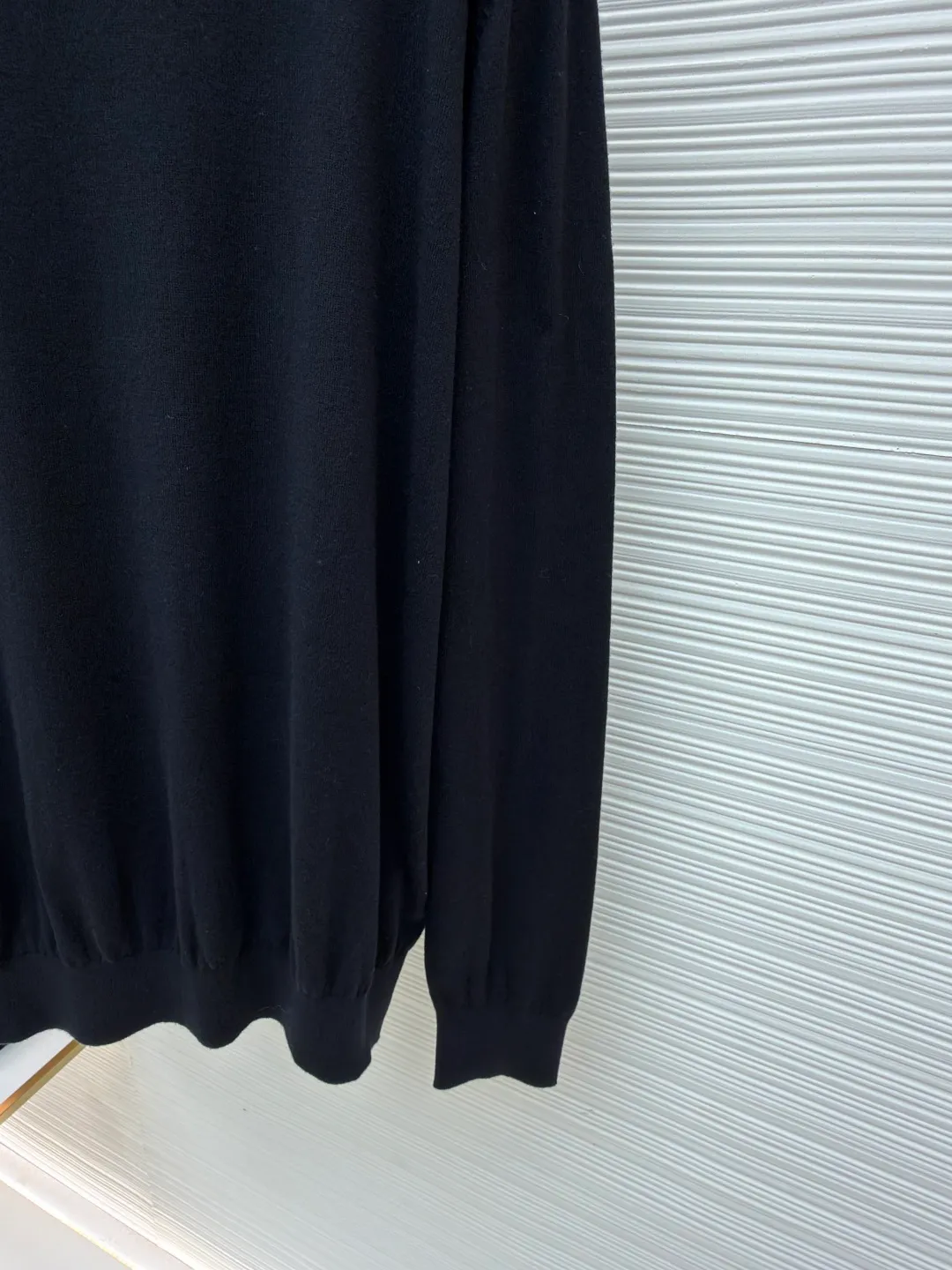 Prada jacquard turtleneck sweater ●Original version: Purchased and developed for 13600 ●Item number: 1681364-A75 ●Material: mercerized worsted wool fabric ●Technology: jacquard production ●Color: black ●Version: fitted version ●Weight: about 235 grams ●Size: 46-48-50-52 ●Description: Custom-woven mercerized worsted wool, soft and delicate, comfortable and close to the skin, with pure and clean white as the main color Self-sufficient, restrained and layered, self-evident elegance. The black PRADA logo forms a low-key dialogue with the soft sheen of white wool. It is accurately anchored under the collarbone at the visual golden section. It interprets PRADA's brand philosophy of minimalism and luxury. With the turtleneck version as the core, functional warmth is sublimated into aesthetic expression. Less is more. With an inclusive attitude, it becomes the invisible base of all your looks. Made of jacquard machine imported from Germany. Precisely control the arrangement and interweaving of yarns. Carefully interwoven on the loom. Prada logo jacquard artistic pattern inlay makes the fabric more vivid and three-dimensional, and the garment washing water is softened and deodorized using professional washing equipment and specific detergents to deeply clean and deodorize the clothes to improve the feel and appearance of the clothes. The overall wiring is straight and delicate, the fabric is comfortable and soft, and the color is consistent without color difference. It can be matched with the same style to create a fashionable look, and can be used in various occasions. Customized accessories, complete with three standards, the same style for men and women.