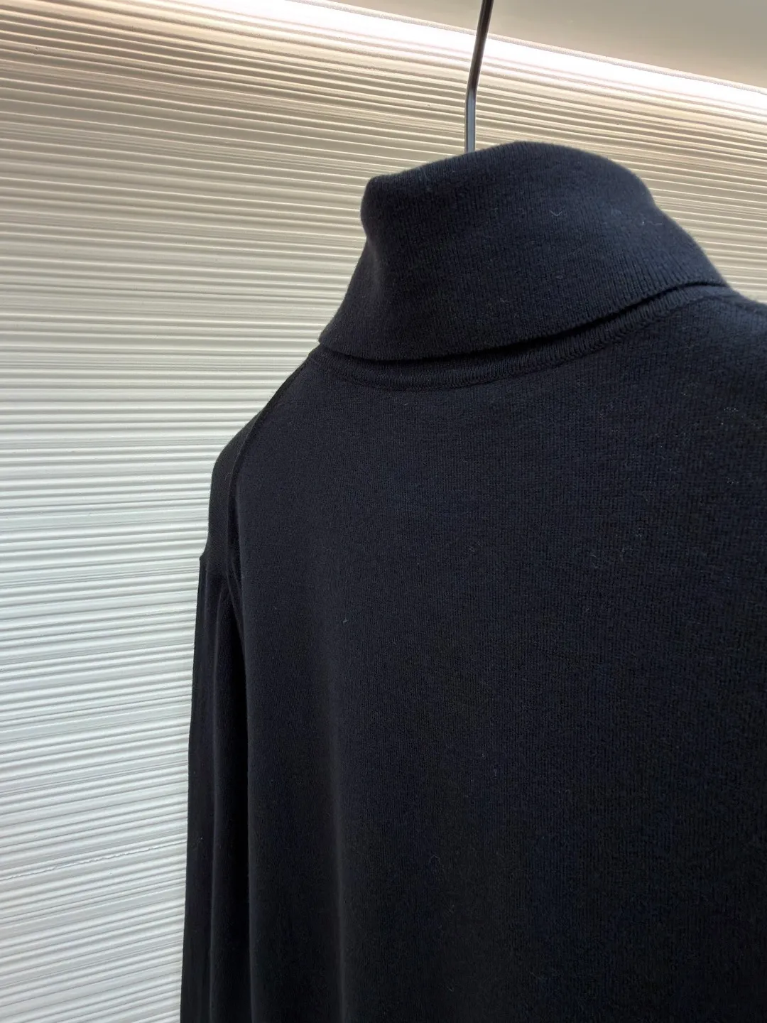 Prada jacquard turtleneck sweater ●Original version: Purchased and developed for 13600 ●Item number: 1681364-A75 ●Material: mercerized worsted wool fabric ●Technology: jacquard production ●Color: black ●Version: fitted version ●Weight: about 235 grams ●Size: 46-48-50-52 ●Description: Custom-woven mercerized worsted wool, soft and delicate, comfortable and close to the skin, with pure and clean white as the main color Self-sufficient, restrained and layered, self-evident elegance. The black PRADA logo forms a low-key dialogue with the soft sheen of white wool. It is accurately anchored under the collarbone at the visual golden section. It interprets PRADA's brand philosophy of minimalism and luxury. With the turtleneck version as the core, functional warmth is sublimated into aesthetic expression. Less is more. With an inclusive attitude, it becomes the invisible base of all your looks. Made of jacquard machine imported from Germany. Precisely control the arrangement and interweaving of yarns. Carefully interwoven on the loom. Prada logo jacquard artistic pattern inlay makes the fabric more vivid and three-dimensional, and the garment washing water is softened and deodorized using professional washing equipment and specific detergents to deeply clean and deodorize the clothes to improve the feel and appearance of the clothes. The overall wiring is straight and delicate, the fabric is comfortable and soft, and the color is consistent without color difference. It can be matched with the same style to create a fashionable look, and can be used in various occasions. Customized accessories, complete with three standards, the same style for men and women.