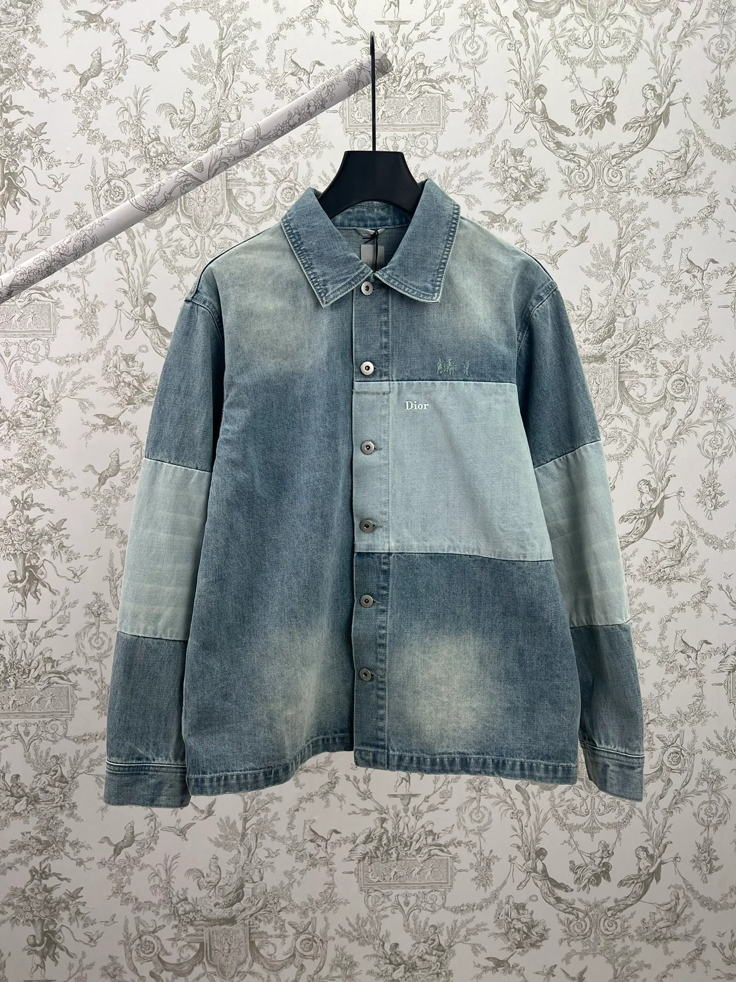 🅿️560 Dior 25ss new CD new washed spliced ​​embroidered denim jacket. Customized stonewashed cotton denim denim fabric with heavy washing and whitening process, customized accessories, loose fit. Code number: 46.48.50.52.