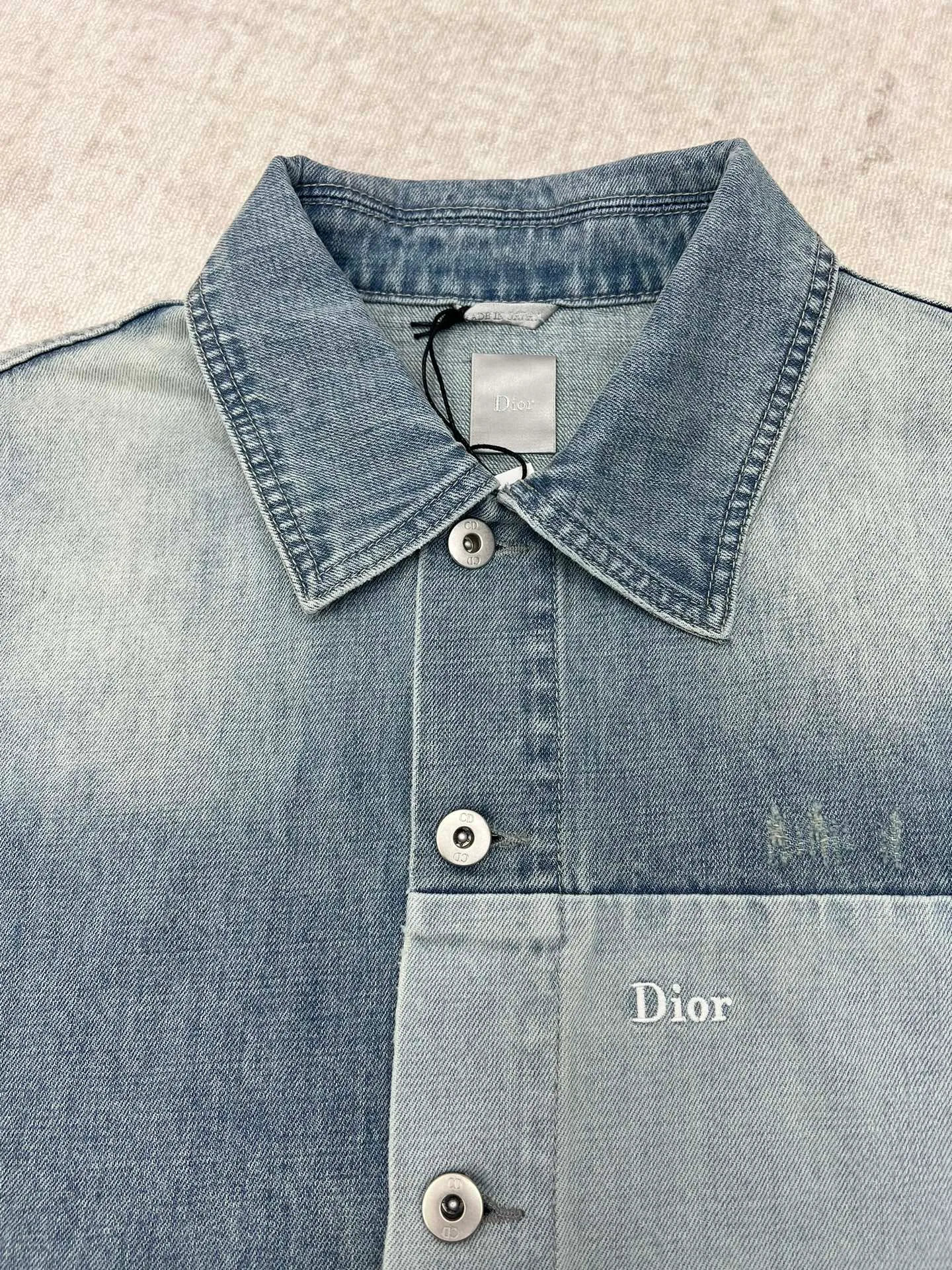 🅿️560 Dior 25ss new CD new washed spliced ​​embroidered denim jacket. Customized stonewashed cotton denim denim fabric with heavy washing and whitening process, customized accessories, loose fit. Code number: 46.48.50.52.