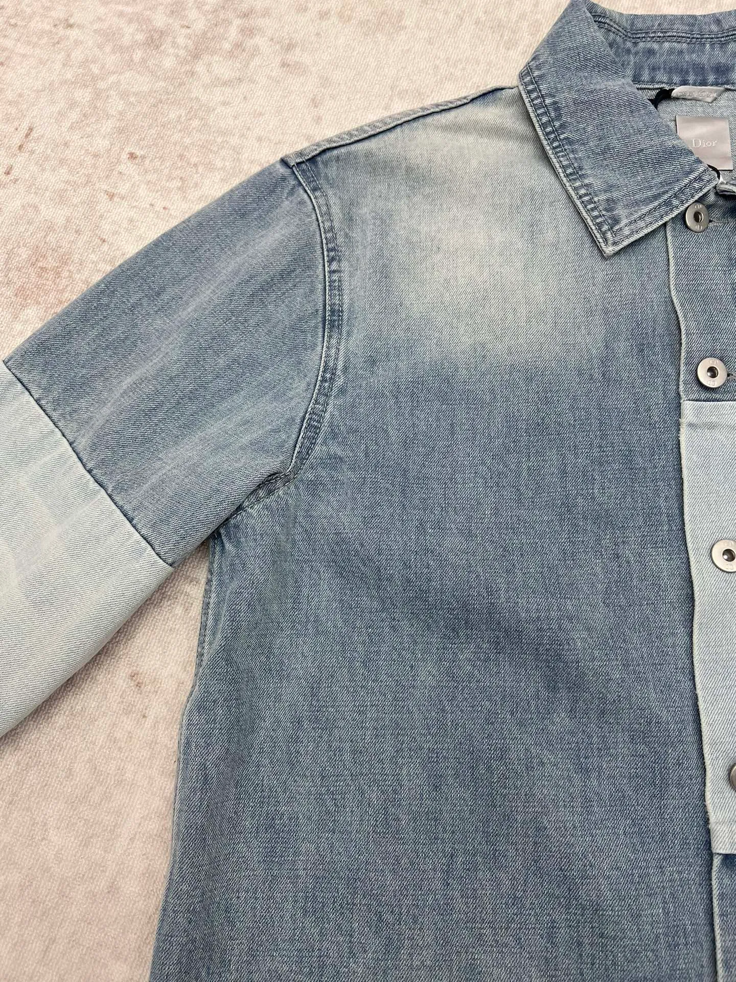 🅿️560 Dior 25ss new CD new washed spliced ​​embroidered denim jacket. Customized stonewashed cotton denim denim fabric with heavy washing and whitening process, customized accessories, loose fit. Code number: 46.48.50.52.