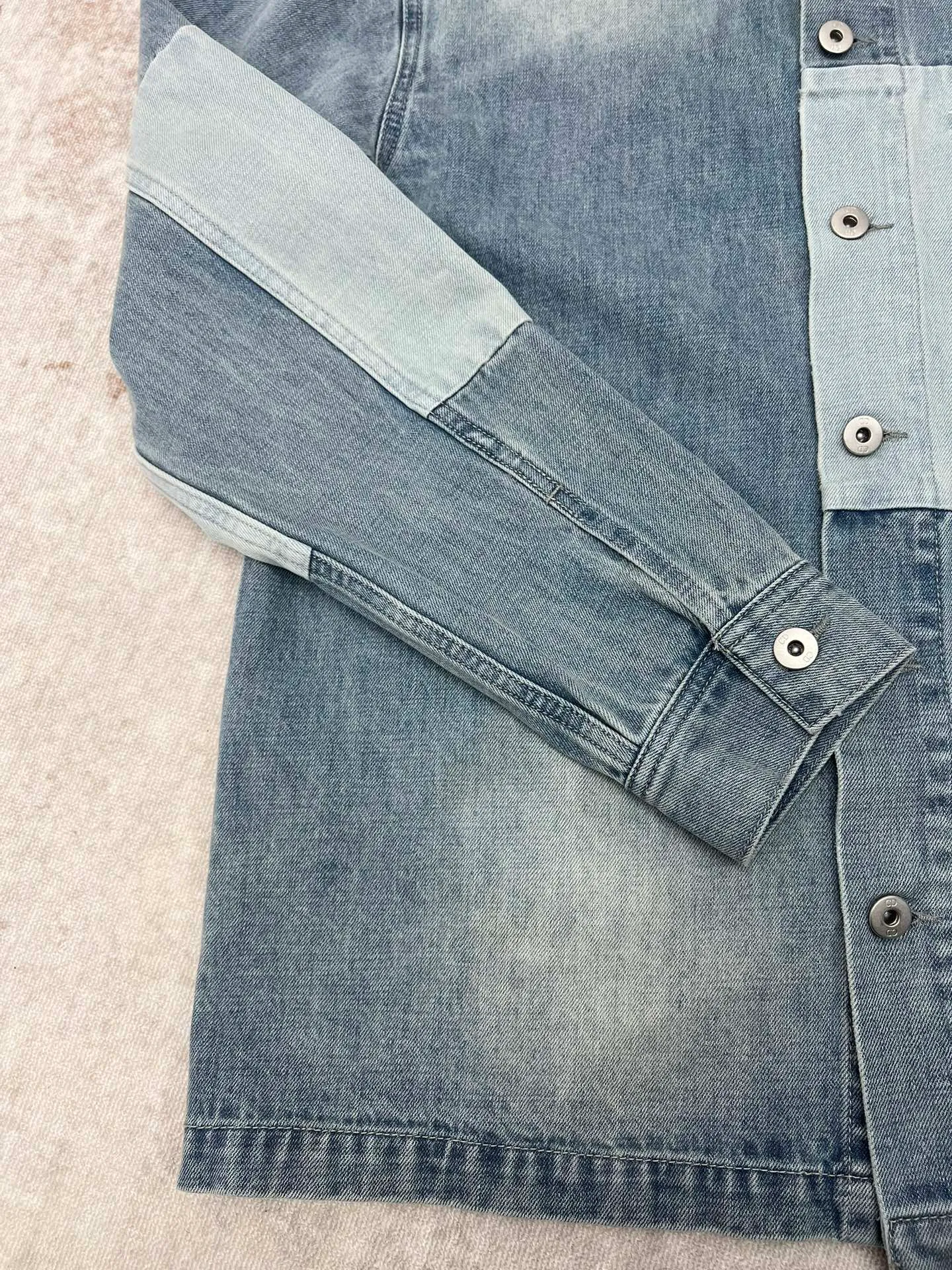 🅿️560 Dior 25ss new CD new washed spliced ​​embroidered denim jacket. Customized stonewashed cotton denim denim fabric with heavy washing and whitening process, customized accessories, loose fit. Code number: 46.48.50.52.
