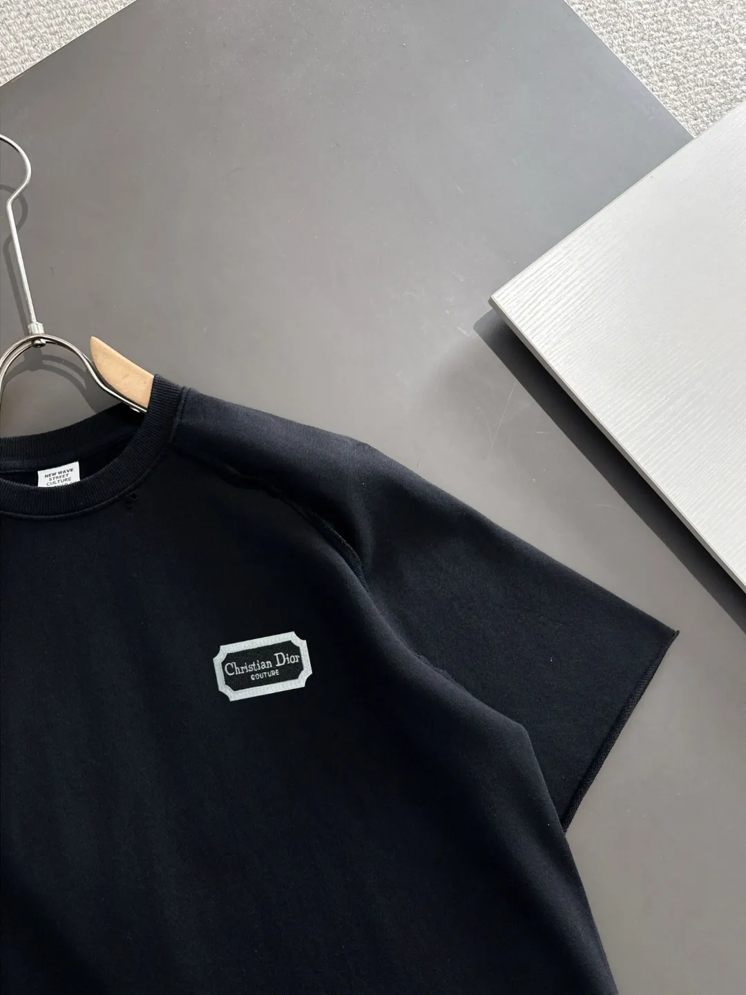 🅿️270 shipped next day. High quality DIOR/Dior 2025 spring and summer new men's batik washed short-sleeved T-shirt. Made of heavy combed double yarn fabric after washing. The high-strength fabric feels full of weight when weighed. The upper body is also more textured than ordinary T-shirts and is not easy to deform. This texture can cope with the weather. It absorbs sweat and is breathable, suitable for both hot and cold! Perfectly produced with reference to the original stitch and stitch! Loose fit design, looks noble. Sizes: S to XXL