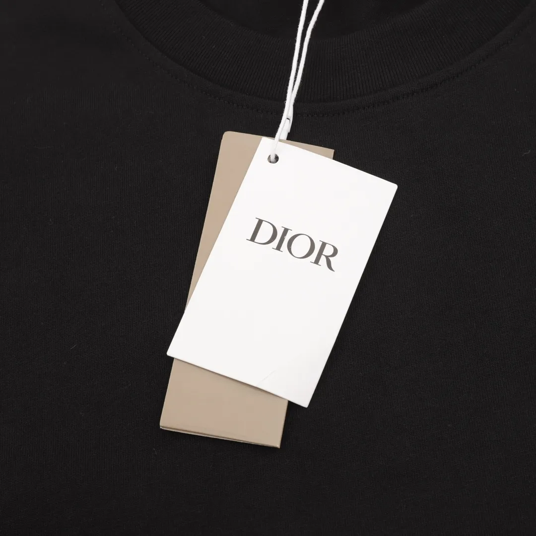 🅿️380 Dior/Dior classic front and back printed letter long sleeves made of customized fabrics. DuPont Sorona material is added, which is skin-friendly, long-lasting antibacterial, anti-mite, and more washable. The cotton thread has been repeatedly processed to remove inferior coarse fibers and impurities, leaving only high-quality cotton fibers, making the fabric more advanced and classy. Environmentally friendly polishing enzyme technology gives the fabric a clean appearance and clear texture. Fine workmanship, compare with the counters! A highly recognizable long-sleeved style with great upper body effect!!! Super versatile! Same style for men and women. Color: black, white Size: S-XL