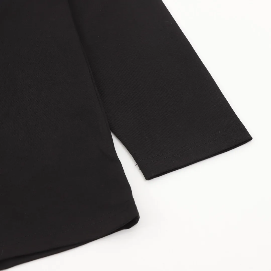 🅿️380 Dior/Dior classic front and back printed letter long sleeves made of customized fabrics. DuPont Sorona material is added, which is skin-friendly, long-lasting antibacterial, anti-mite, and more washable. The cotton thread has been repeatedly processed to remove inferior coarse fibers and impurities, leaving only high-quality cotton fibers, making the fabric more advanced and classy. Environmentally friendly polishing enzyme technology gives the fabric a clean appearance and clear texture. Fine workmanship, compare with the counters! A highly recognizable long-sleeved style with great upper body effect!!! Super versatile! Same style for men and women. Color: black, white Size: S-XL