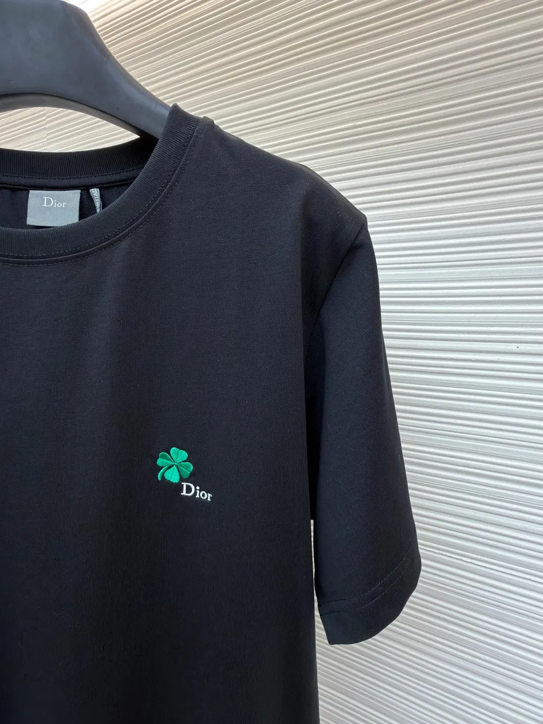 Dior four-leaf clover round neck short sleeves ●Item number: 1682405-A00 ●Material: jersey fabric ●Technology: needlepoint embroidery ●Color: black ●Version: fitted version ●Weight: about 270 grams ●Size: XS-S-M-L ●Description: Made of 15S fine cotton plain weave, weight is 230g/㎡; with threaded 32S double yarn 1×1 frame, 340g/㎡. 15S is a relatively thick yarn used to make thicker and more durable fabrics. The fabric made of pure cotton natural fiber has the characteristics of good hygroscopicity, strong breathability, softness and comfort. Cotton fabrics are generally suitable for summer wear and can help keep your body dry and comfortable. The yarn alternately passes through in the horizontal and vertical directions to form a simple cross structure; it has good elasticity and wear resistance and the main body adopts precision stitch embroidery technology; the embroidery is very fine and dense, the pattern is clear and the lines and three-dimensional sense are strong. The embroidery thread material is combined with encryption processing, and the embroidery body has a subtle glossy visual texture; the embroidery effect is three-dimensional and full. The flat embroidery has a unique needle-to-needle design, and the embroidery is very fine and dense. The overall stitching is fine, with consistent fineness and texture, adding a sense of layering to the simple design. The overall wiring is straight and delicate, the fabric is comfortable and soft, and the color is consistent without color difference. It can be matched with the same style to create a fashionable look and control various occasions. Customized accessories, complete with three standards, same style for men and women!