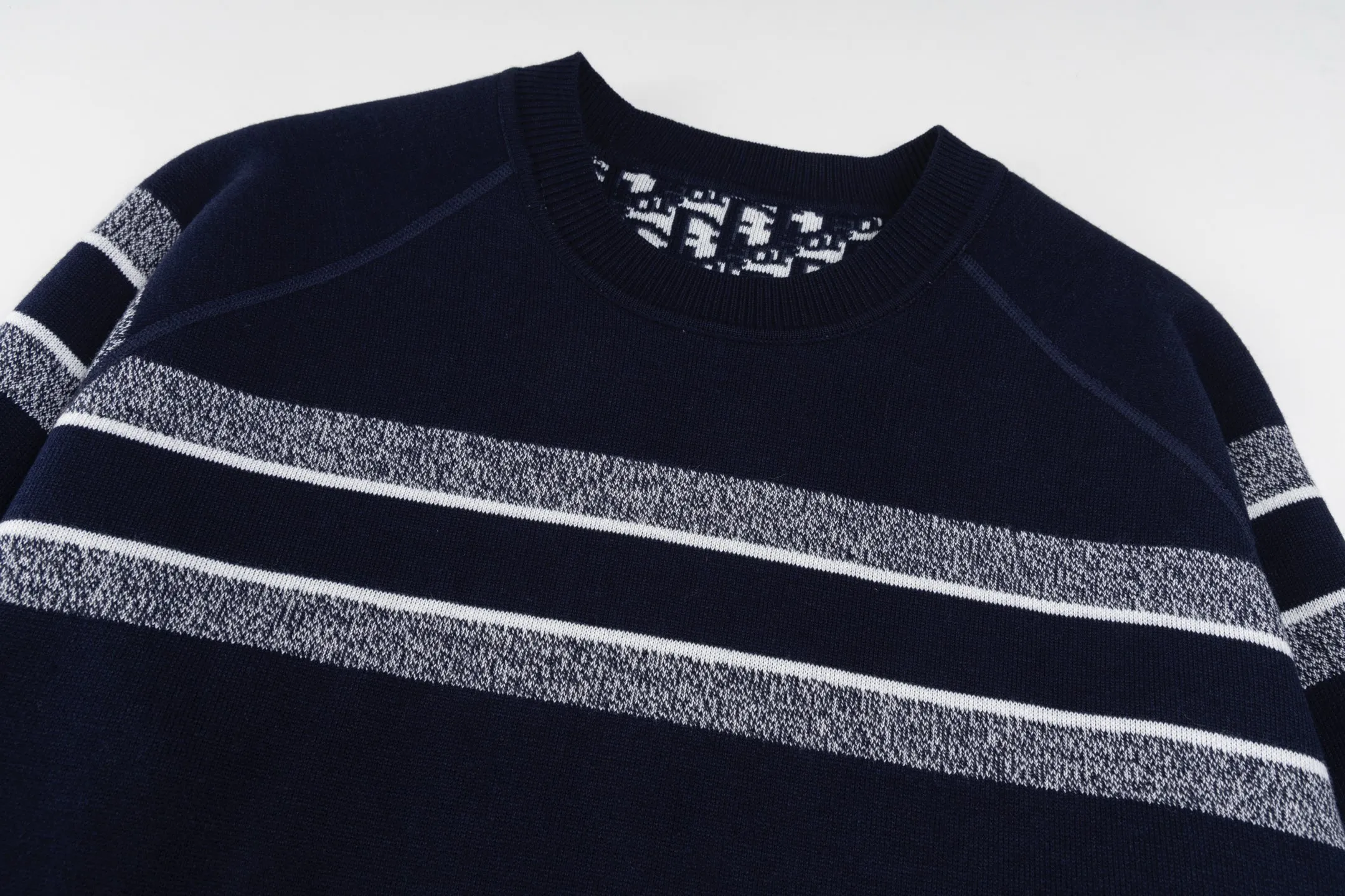 🅿️500 [Exclusive supply] CD 25FW presbyopic reversible cashmere crew neck sweater (navy blue). The fabric is made of top-quality cashmere yarn. The new autumn and winter Oblique jacquard knitted cashmere sweater adopts a reversible design and is made of selected high-quality cashmere materials. After fine weaving process, it presents a soft and comfortable touch and excellent thermal insulation performance. The iconic Oblique jacquard pattern is perfectly presented through precision knitting technology. It can be worn on both sides, showing different style charms. The round neck design is simple and elegant, suitable for various matching occasions. Exquisite knitting technology ensures that the clothes are not easily deformed and remain crisp and long-lasting. The double-sided design concept reflects DIOR's perfect balance of practicality and fashion. Each sweater undergoes strict quality inspection to ensure that the quality meets the brand's consistently high standards. This knitted item combines warmth and style, making it an exquisite addition to your autumn and winter wardrobe. Size:S/M/L