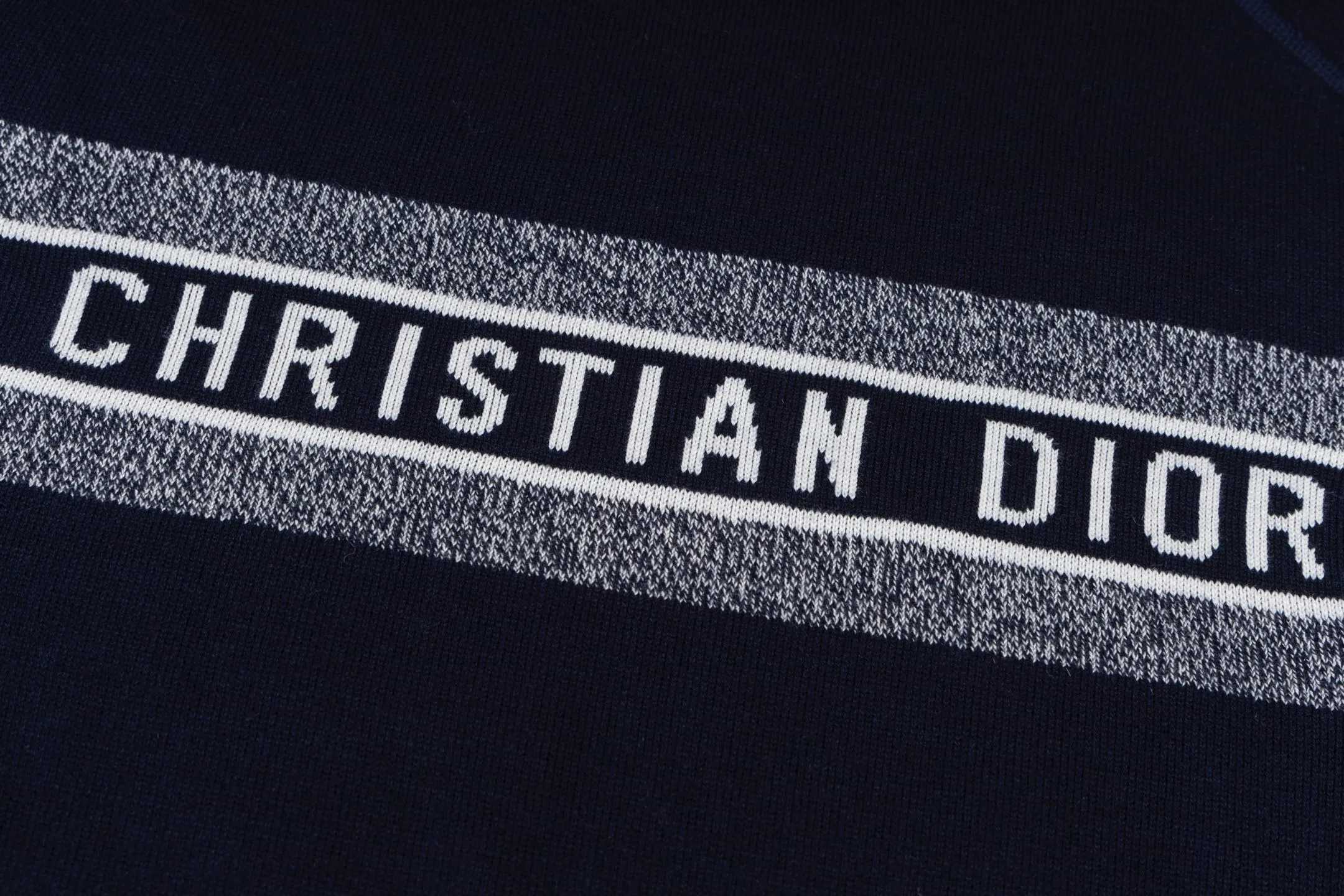 🅿️500 [Exclusive supply] CD 25FW presbyopic reversible cashmere crew neck sweater (navy blue). The fabric is made of top-quality cashmere yarn. The new autumn and winter Oblique jacquard knitted cashmere sweater adopts a reversible design and is made of selected high-quality cashmere materials. After fine weaving process, it presents a soft and comfortable touch and excellent thermal insulation performance. The iconic Oblique jacquard pattern is perfectly presented through precision knitting technology. It can be worn on both sides, showing different style charms. The round neck design is simple and elegant, suitable for various matching occasions. Exquisite knitting technology ensures that the clothes are not easily deformed and remain crisp and long-lasting. The double-sided design concept reflects DIOR's perfect balance of practicality and fashion. Each sweater undergoes strict quality inspection to ensure that the quality meets the brand's consistently high standards. This knitted item combines warmth and style, making it an exquisite addition to your autumn and winter wardrobe. Size:S/M/L