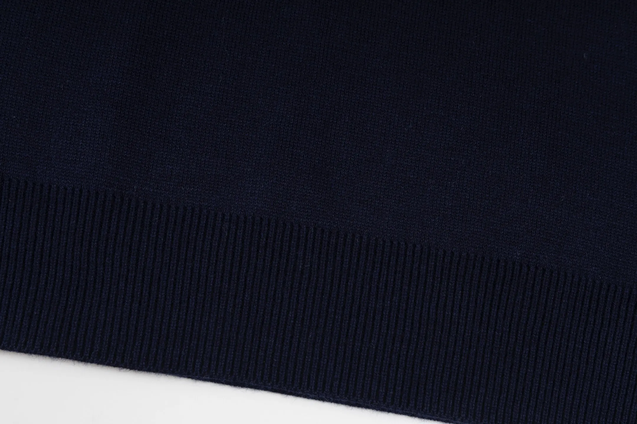 🅿️500 [Exclusive supply] CD 25FW presbyopic reversible cashmere crew neck sweater (navy blue). The fabric is made of top-quality cashmere yarn. The new autumn and winter Oblique jacquard knitted cashmere sweater adopts a reversible design and is made of selected high-quality cashmere materials. After fine weaving process, it presents a soft and comfortable touch and excellent thermal insulation performance. The iconic Oblique jacquard pattern is perfectly presented through precision knitting technology. It can be worn on both sides, showing different style charms. The round neck design is simple and elegant, suitable for various matching occasions. Exquisite knitting technology ensures that the clothes are not easily deformed and remain crisp and long-lasting. The double-sided design concept reflects DIOR's perfect balance of practicality and fashion. Each sweater undergoes strict quality inspection to ensure that the quality meets the brand's consistently high standards. This knitted item combines warmth and style, making it an exquisite addition to your autumn and winter wardrobe. Size:S/M/L
