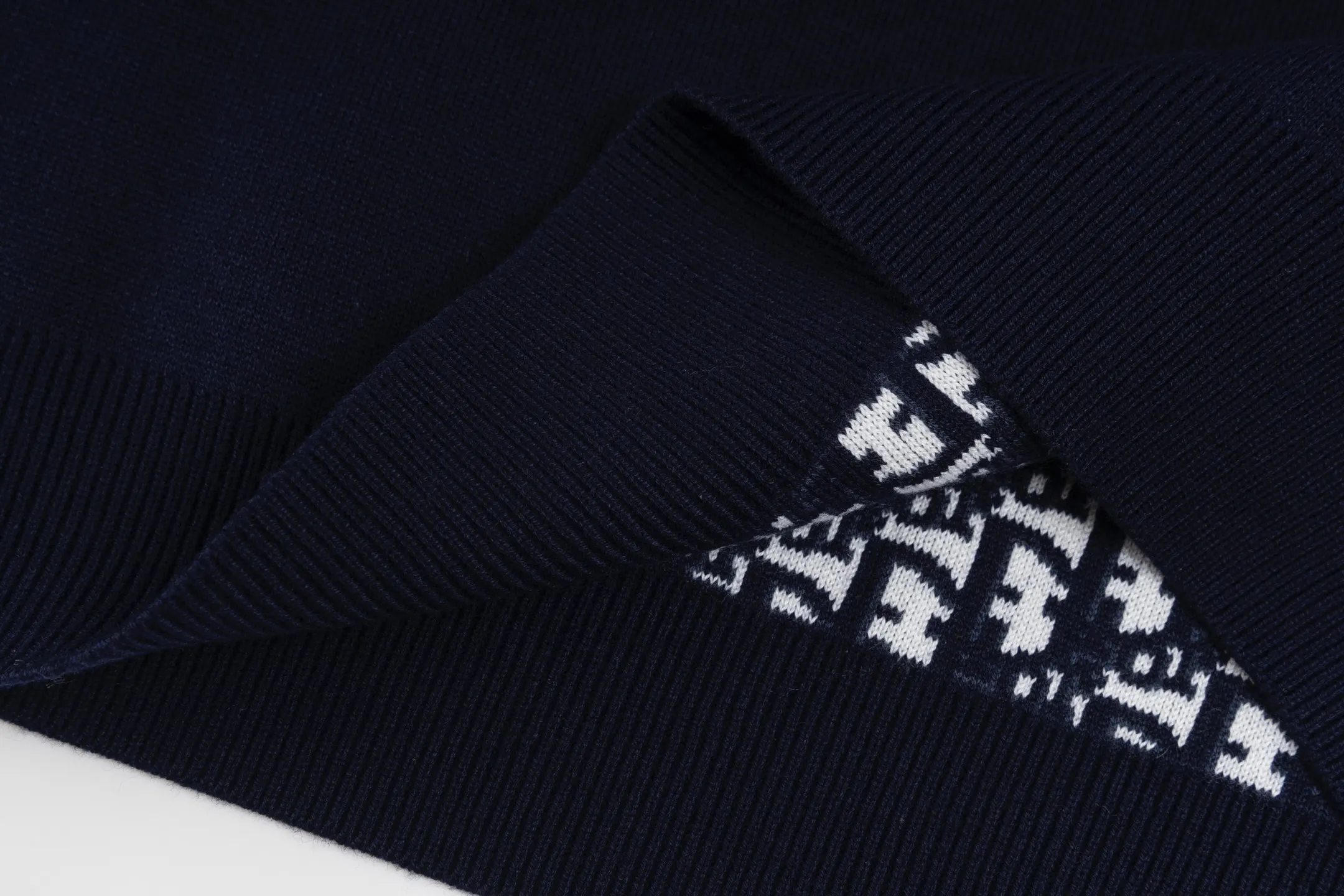 🅿️500 [Exclusive supply] CD 25FW presbyopic reversible cashmere crew neck sweater (navy blue). The fabric is made of top-quality cashmere yarn. The new autumn and winter Oblique jacquard knitted cashmere sweater adopts a reversible design and is made of selected high-quality cashmere materials. After fine weaving process, it presents a soft and comfortable touch and excellent thermal insulation performance. The iconic Oblique jacquard pattern is perfectly presented through precision knitting technology. It can be worn on both sides, showing different style charms. The round neck design is simple and elegant, suitable for various matching occasions. Exquisite knitting technology ensures that the clothes are not easily deformed and remain crisp and long-lasting. The double-sided design concept reflects DIOR's perfect balance of practicality and fashion. Each sweater undergoes strict quality inspection to ensure that the quality meets the brand's consistently high standards. This knitted item combines warmth and style, making it an exquisite addition to your autumn and winter wardrobe. Size:S/M/L