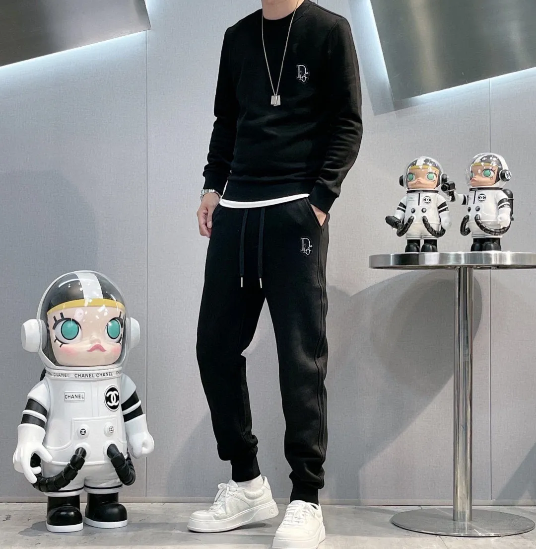 🅿️380 [DIOR Dior] (Fat Man’s Gospel) hot-selling suit is coming. Focus on the original version of the official website. 2025 new hot-selling sweatshirt suit. The original order is the best product. 🇭🇰The meticulous work of top designers is dedicated to a fitting and perfect upper body effect. All-natural high-quality Roman cotton 100%, close-fitting comfort, noble and elegant! Original hardware embodies elegance and nobility! Counter size: M-5XL (maximum wear up to 220 pounds)