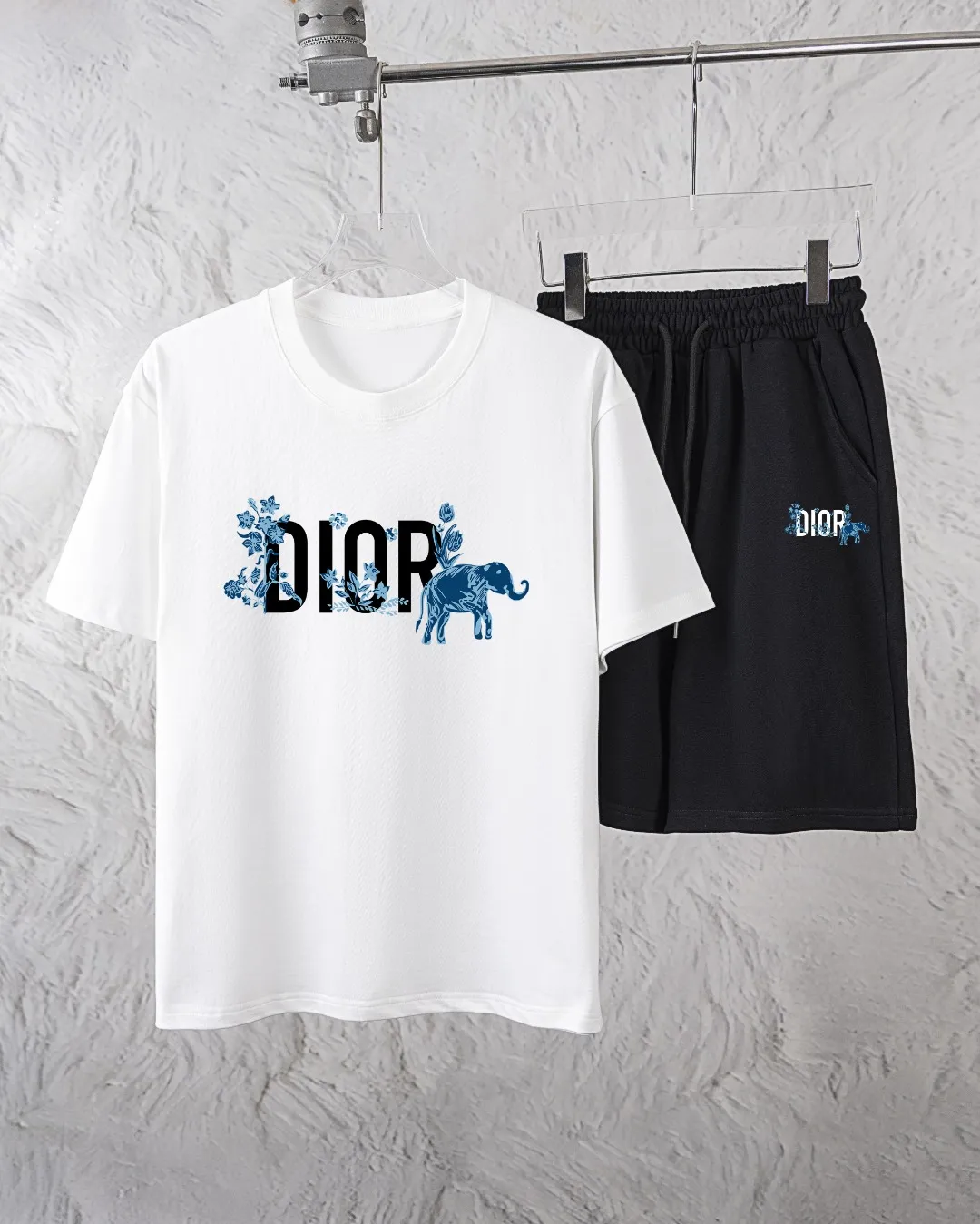 🅿️300 Dior Exclusively provides new trendy men’s fashionable round neck short-sleeved shorts suits, trendy and fashionable casual short-sleeved suits! It has high breathability and comfort, impeccable details, and brand element design concept, reflecting high quality. It presents a casual cut and the upper body shape is great! Material: 260g double yarn pure cotton short sleeves + 360g pure cotton terry shorts Size: S-XXL 🔥 (please state your height and weight when placing an order)