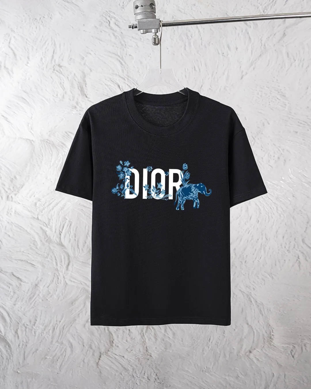 🅿️300 Dior Exclusively provides new trendy men’s fashionable round neck short-sleeved shorts suits, trendy and fashionable casual short-sleeved suits! It has high breathability and comfort, impeccable details, and brand element design concept, reflecting high quality. It presents a casual cut and the upper body shape is great! Material: 260g double yarn pure cotton short sleeves + 360g pure cotton terry shorts Size: S-XXL 🔥 (please state your height and weight when placing an order)