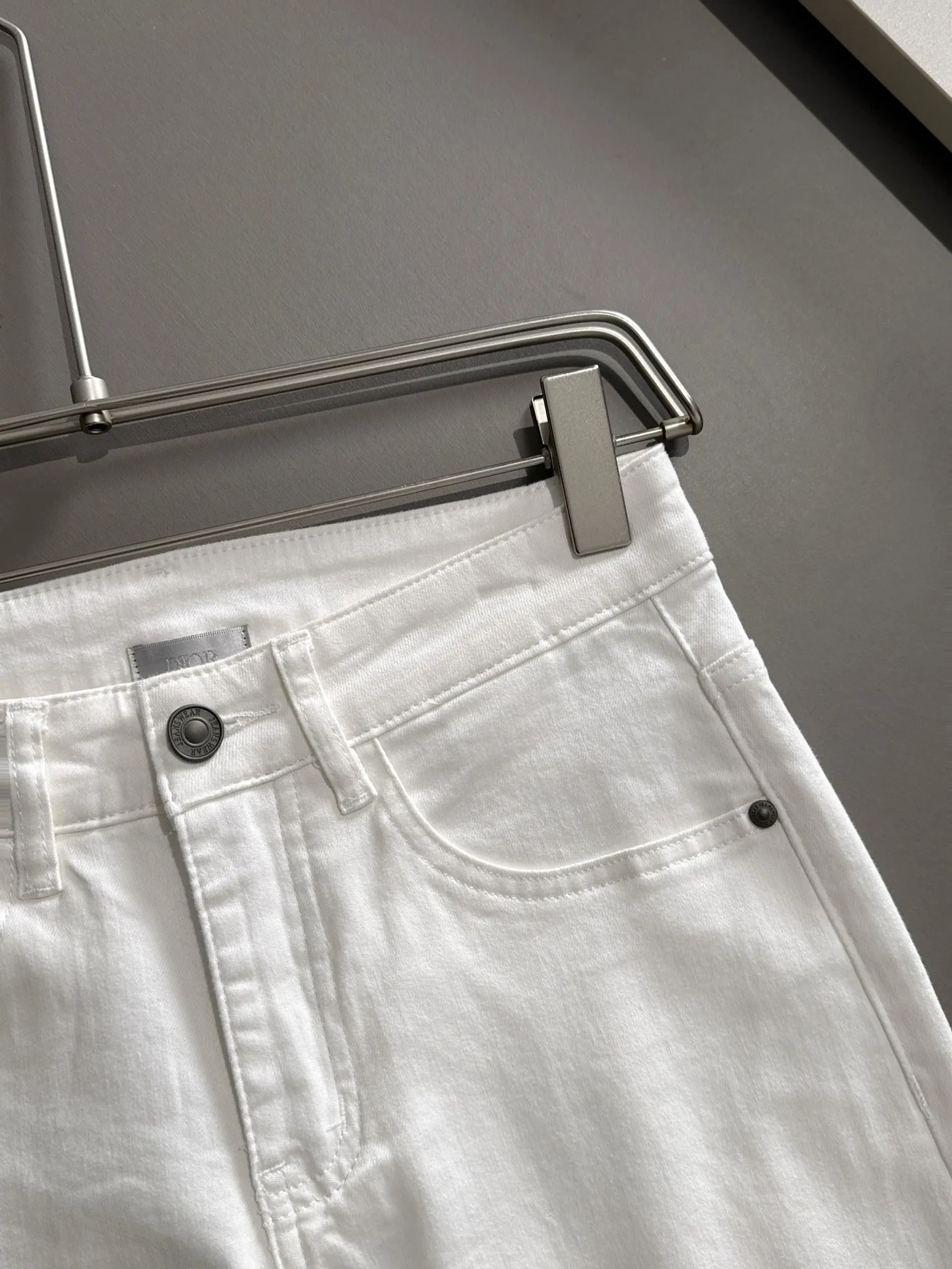 🅿️360 Dior's new 2025 summer embroidered pocket slim-fit jeans trousers are produced using imported Japanese Denim plain cotton denim fabrics, complete with three labels, simple yet elegant, soft, delicate and comfortable, and versatile and fashionable on the upper body! Light luxury, a must-have item for daily commuting! Color: Black White Size: 28-40 (please state your height and weight when placing an order)
