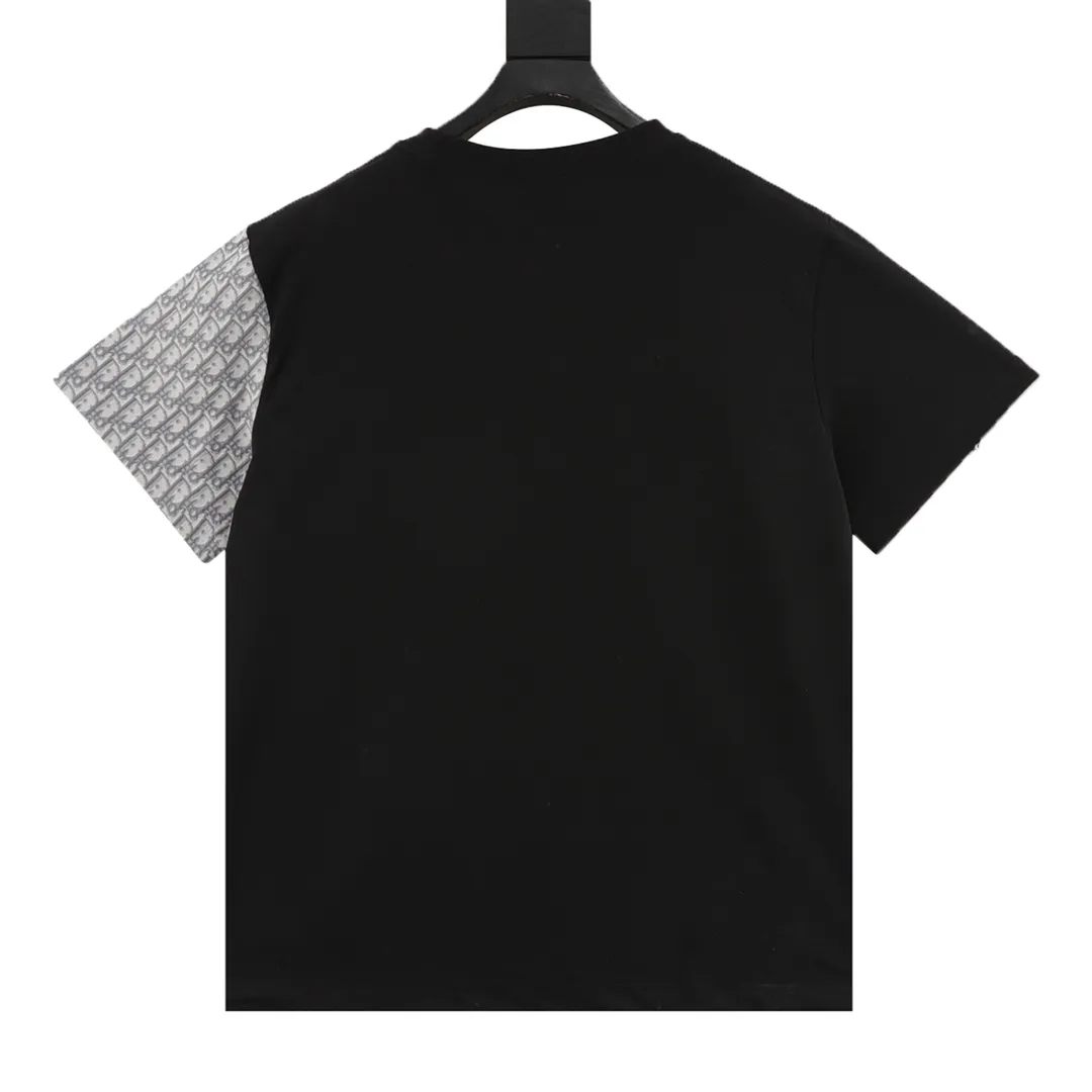 🅿️250 DIOR/Dior Embroidered Spliced ​​Round Neck Short Sleeves New Stitched Round Neck Short Sleeves A very popular style on the street, trendy men and trendy women must close their eyes to accept it. The channel's quality production, the whole process is very attentive. The actual texture is amazing, there are details inside and outside, and they can withstand your vicious and critical eyes! White knitted cotton spliced with Xiaodi's classic presbyopia. Both fabrics are customized, and they have a full texture when picked out individually. The fabric feels very solid, with high-density fabric lining. The lining is terry cotton, which is different from the ordinary terry cotton bottom. It is particularly fine and dense, soft and skin-friendly, close to the body, dry and breathable. The button details are also customized, full of luxury and extravagance. The version is the popular loose OS, which is easy and basic for boys and girls to wear at will. The CD letter embroidery on the chest is particularly full, three-dimensional and textured. The small details show the quality of the garments. Not only the appearance, but also the comfort! size：S-L
