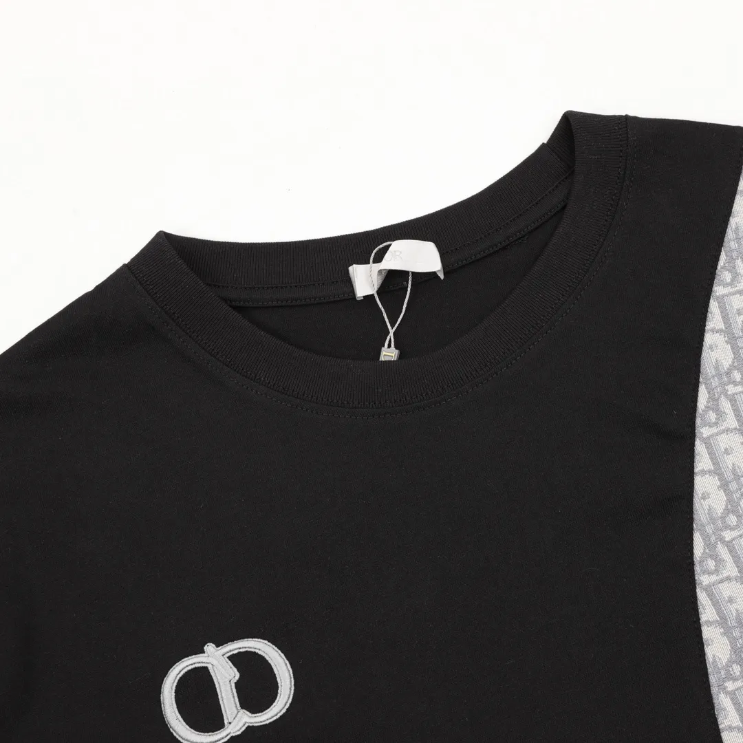 🅿️250 DIOR/Dior Embroidered Spliced ​​Round Neck Short Sleeves New Stitched Round Neck Short Sleeves A very popular style on the street, trendy men and trendy women must close their eyes to accept it. The channel's quality production, the whole process is very attentive. The actual texture is amazing, there are details inside and outside, and they can withstand your vicious and critical eyes! White knitted cotton spliced with Xiaodi's classic presbyopia. Both fabrics are customized, and they have a full texture when picked out individually. The fabric feels very solid, with high-density fabric lining. The lining is terry cotton, which is different from the ordinary terry cotton bottom. It is particularly fine and dense, soft and skin-friendly, close to the body, dry and breathable. The button details are also customized, full of luxury and extravagance. The version is the popular loose OS, which is easy and basic for boys and girls to wear at will. The CD letter embroidery on the chest is particularly full, three-dimensional and textured. The small details show the quality of the garments. Not only the appearance, but also the comfort! size：S-L