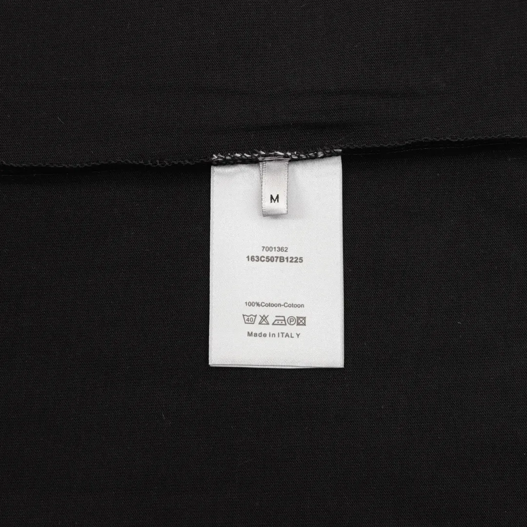 🅿️250 DIOR/Dior Embroidered Spliced ​​Round Neck Short Sleeves New Stitched Round Neck Short Sleeves A very popular style on the street, trendy men and trendy women must close their eyes to accept it. The channel's quality production, the whole process is very attentive. The actual texture is amazing, there are details inside and outside, and they can withstand your vicious and critical eyes! White knitted cotton spliced with Xiaodi's classic presbyopia. Both fabrics are customized, and they have a full texture when picked out individually. The fabric feels very solid, with high-density fabric lining. The lining is terry cotton, which is different from the ordinary terry cotton bottom. It is particularly fine and dense, soft and skin-friendly, close to the body, dry and breathable. The button details are also customized, full of luxury and extravagance. The version is the popular loose OS, which is easy and basic for boys and girls to wear at will. The CD letter embroidery on the chest is particularly full, three-dimensional and textured. The small details show the quality of the garments. Not only the appearance, but also the comfort! size：S-L