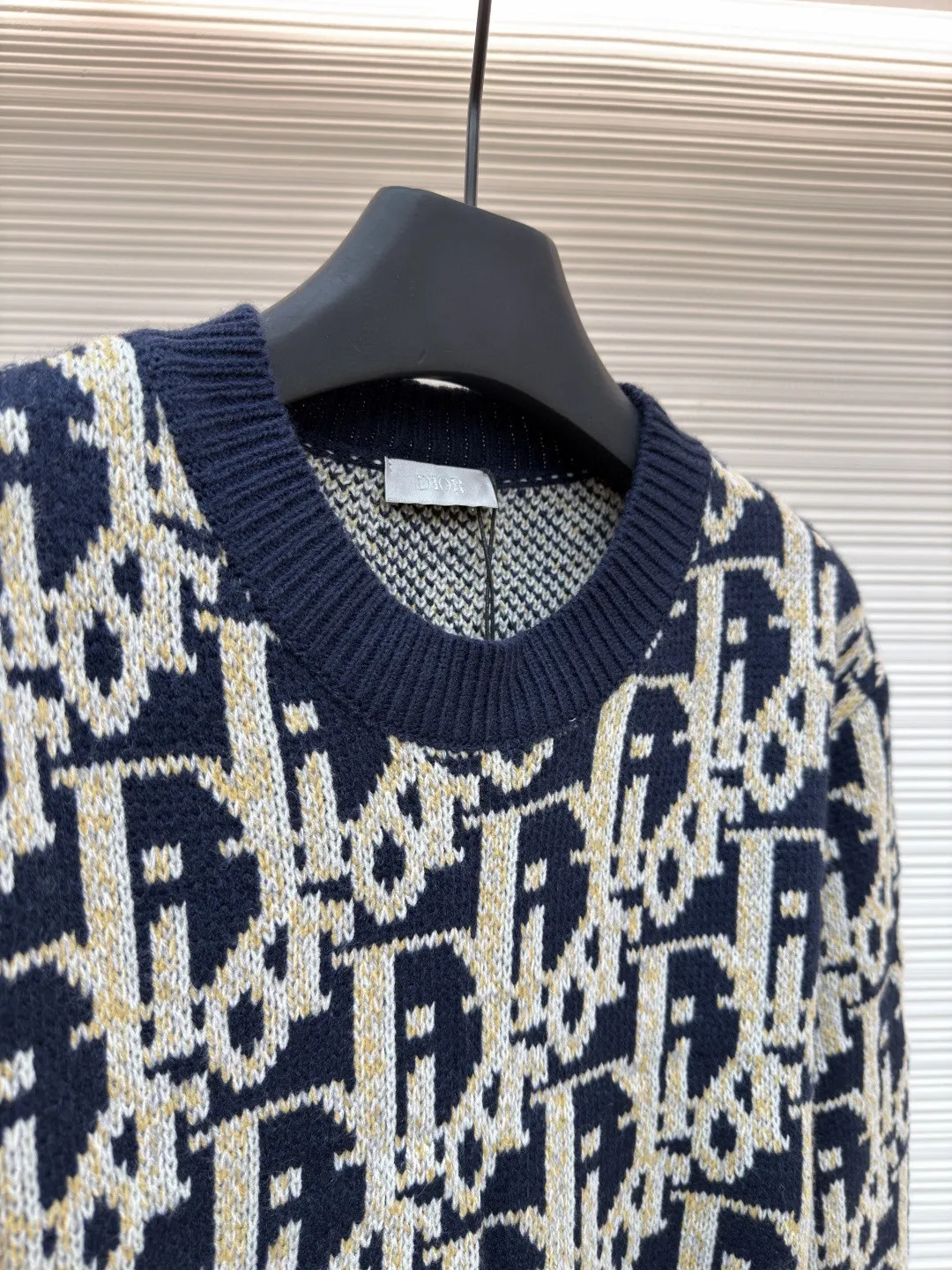 Dior presbyopic crew neck sweater ●Original version: Purchased and developed for 13500 ●Item number: 1681287-A85 ●Fabric: wool blended fabric ●Technology: jacquard weaving ●Version: fitted version ●Weight: about 660 grams ●Size: S-M-L ●Description: The wool is custom-dyed with imported premium 100% wool yarn, and jacquard weaving is carried out using an imported 5-gauge wool loom. A single piece takes 190 minutes, and is woven at a parallel and even speed. The whole piece of clothing is clear. The drawings are drawn by experienced masters, and the pattern is positioned according to YB. Specific three-label washing. The overall wiring is straight and delicate. The fabric is comfortable and soft, and the color is consistent without color difference. It can be matched with the same style to create a fashionable look, and can be used in various occasions. Customized accessories, complete with three standards, same style for men and women!