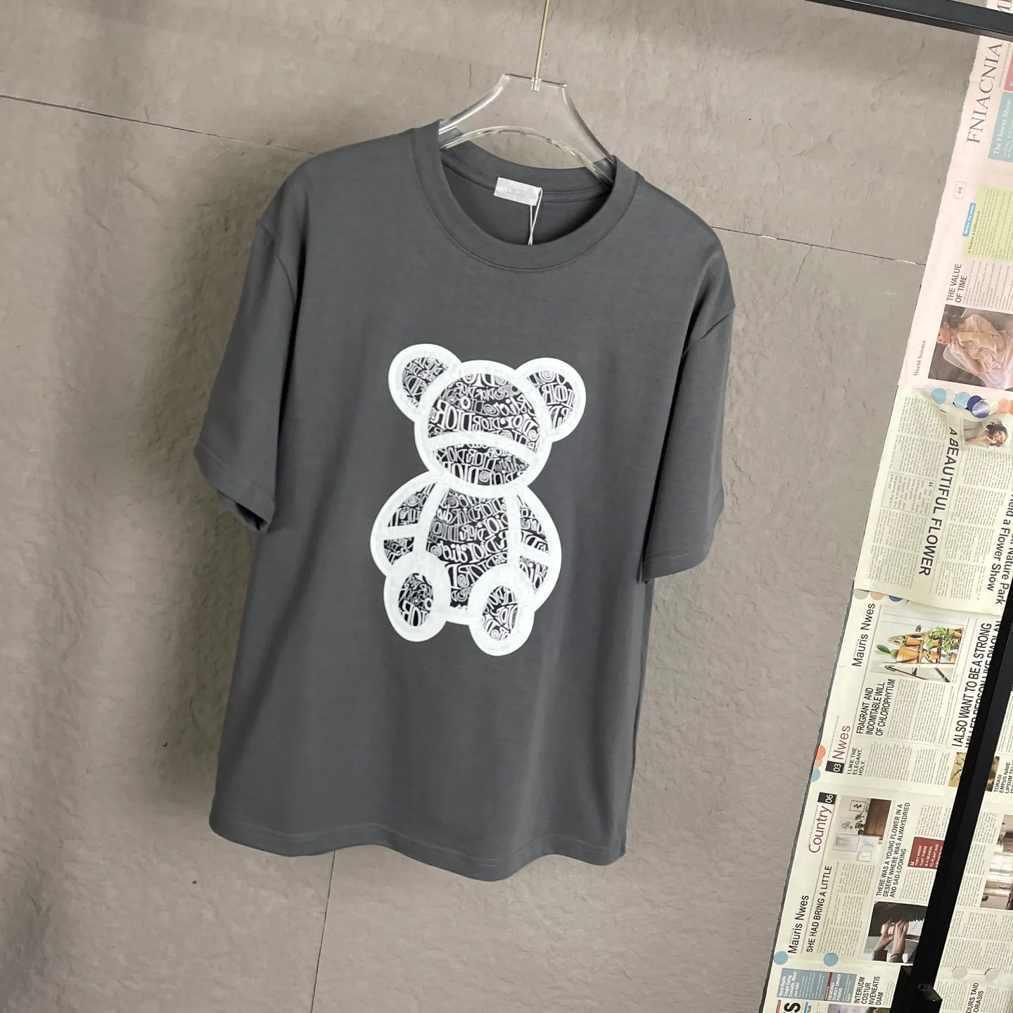 🅿️170 /C09 Dior 25ss 300 grams early spring new style letter logo printed short-sleeved light luxury. A must-have item for men and women for daily commuting. The correct version is welcome to compare. Detailed features: 100% pure cotton double yarn jersey fabric. Special thickened 32 pieces of double-strand 1x1 thread in the same cylinder. Three-dimensional film foam tape hot stamping. Double needle stitching and cross-stitch technology. ·Original main mark, washed tag brand moisture-proof paper packaging Color: black white cement gray Size: S-XL