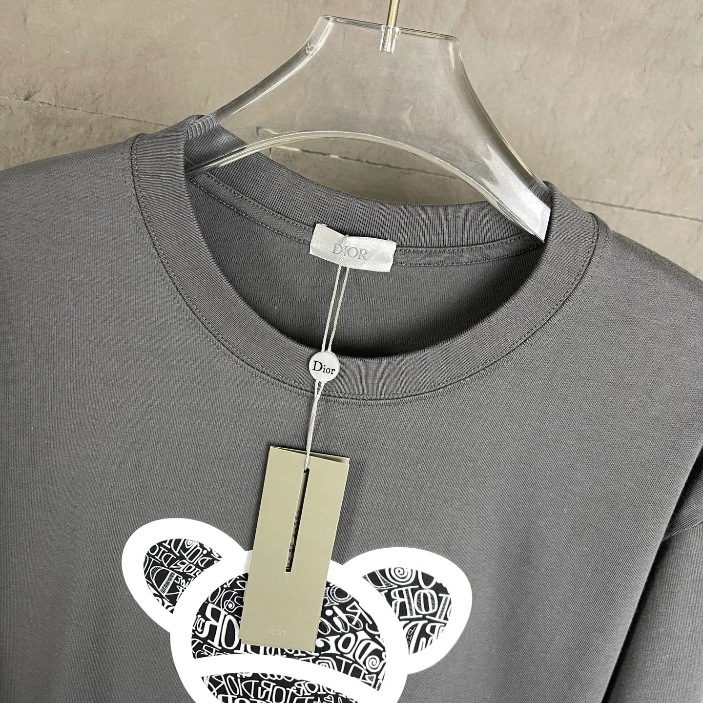 🅿️170 /C09 Dior 25ss 300 grams early spring new style letter logo printed short-sleeved light luxury. A must-have item for men and women for daily commuting. The correct version is welcome to compare. Detailed features: 100% pure cotton double yarn jersey fabric. Special thickened 32 pieces of double-strand 1x1 thread in the same cylinder. Three-dimensional film foam tape hot stamping. Double needle stitching and cross-stitch technology. ·Original main mark, washed tag brand moisture-proof paper packaging Color: black white cement gray Size: S-XL