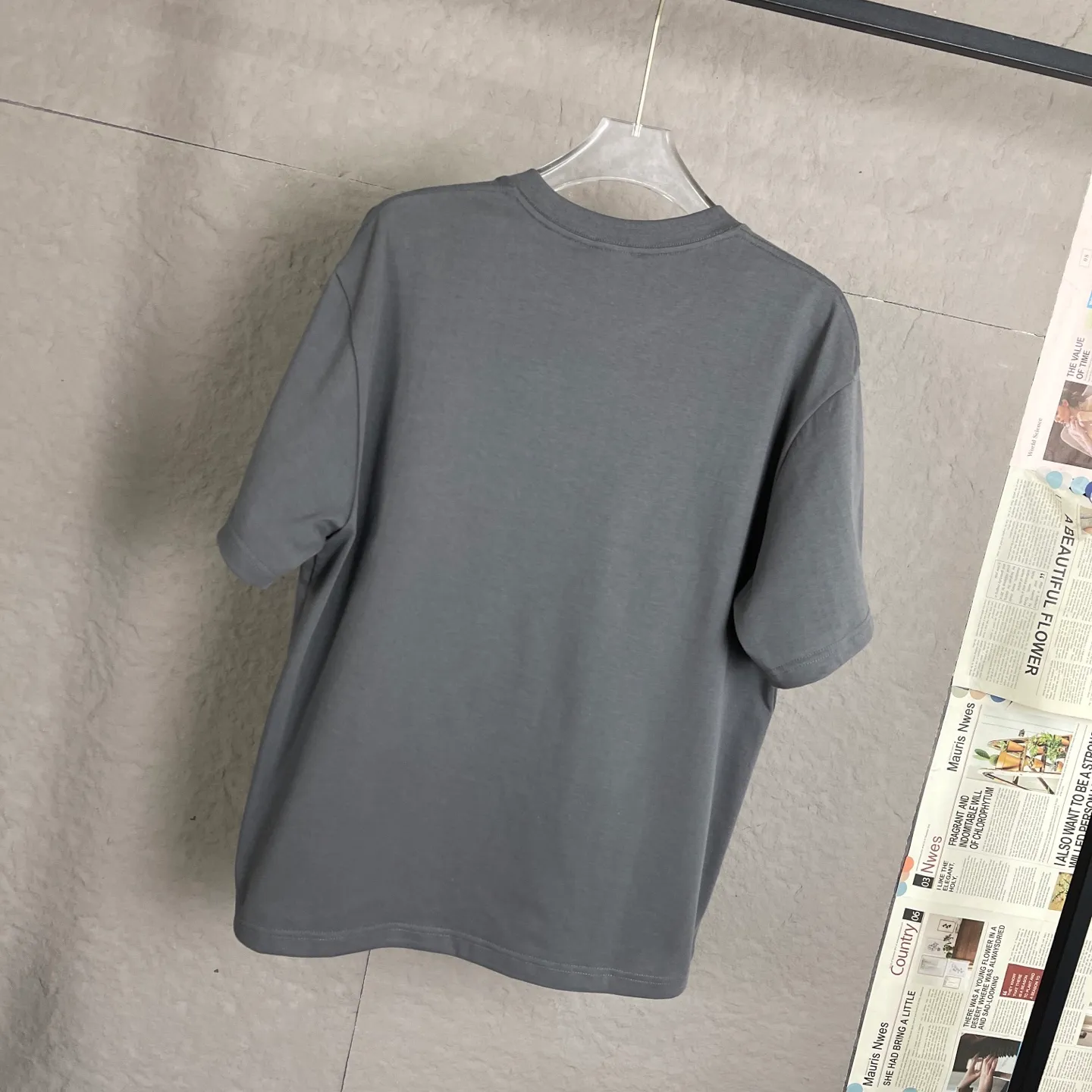 🅿️170 /C09 Dior 25ss 300 grams early spring new style letter logo printed short-sleeved light luxury. A must-have item for men and women for daily commuting. The correct version is welcome to compare. Detailed features: 100% pure cotton double yarn jersey fabric. Special thickened 32 pieces of double-strand 1x1 thread in the same cylinder. Three-dimensional film foam tape hot stamping. Double needle stitching and cross-stitch technology. ·Original main mark, washed tag brand moisture-proof paper packaging Color: black white cement gray Size: S-XL