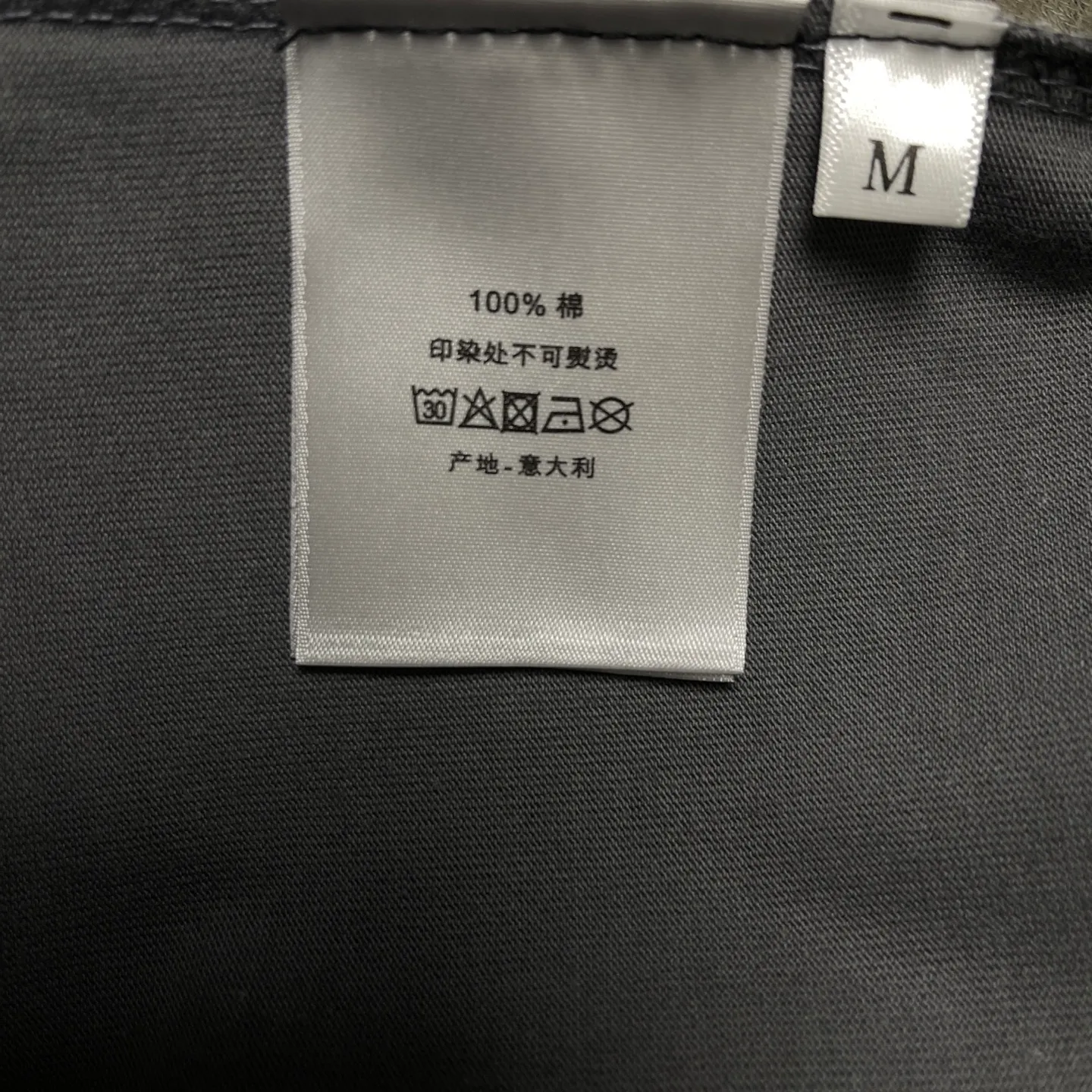 🅿️170 /C09 Dior 25ss 300 grams early spring new style letter logo printed short-sleeved light luxury. A must-have item for men and women for daily commuting. The correct version is welcome to compare. Detailed features: 100% pure cotton double yarn jersey fabric. Special thickened 32 pieces of double-strand 1x1 thread in the same cylinder. Three-dimensional film foam tape hot stamping. Double needle stitching and cross-stitch technology. ·Original main mark, washed tag brand moisture-proof paper packaging Color: black white cement gray Size: S-XL