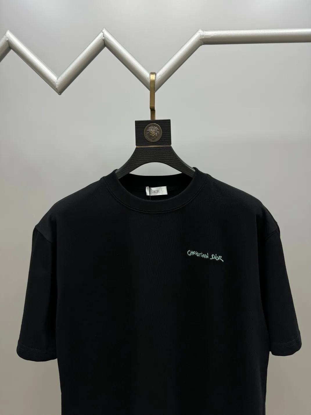 🅿️210 (top version, differentiated currency) will not be taken off the shelves all year round, sell with confidence Style: Dior/DIO.R short-sleeved T-shirt Fabric: 300g heavy double yarn 100% cotton Rib: 320g heavy Sorona 1*1 trendy brand Craftsmanship: imported machine embroidered logo Color: white black floral gray Size: XS S M L No gender distinction, the same style for men and women