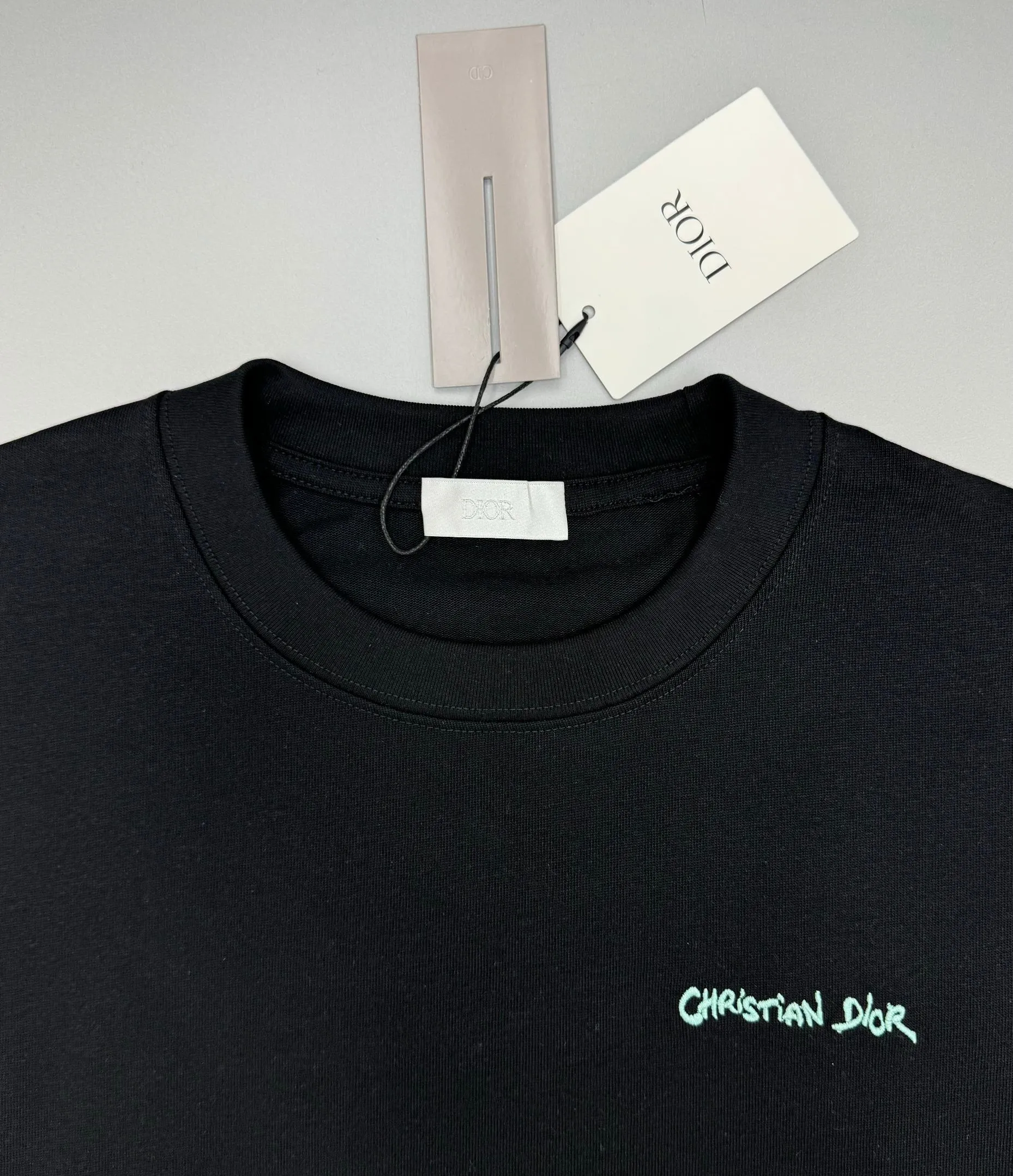 🅿️210 (top version, differentiated currency) will not be taken off the shelves all year round, sell with confidence Style: Dior/DIO.R short-sleeved T-shirt Fabric: 300g heavy double yarn 100% cotton Rib: 320g heavy Sorona 1*1 trendy brand Craftsmanship: imported machine embroidered logo Color: white black floral gray Size: XS S M L No gender distinction, the same style for men and women