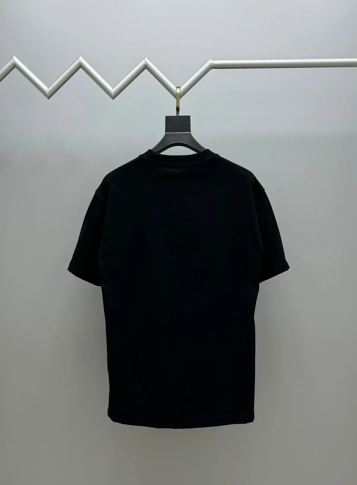 🅿️210 (top version, differentiated currency) will not be taken off the shelves all year round, sell with confidence Style: Dior/DIO.R short-sleeved T-shirt Fabric: 300g heavy double yarn 100% cotton Rib: 320g heavy Sorona 1*1 trendy brand Craftsmanship: imported machine embroidered logo Color: white black floral gray Size: XS S M L No gender distinction, the same style for men and women