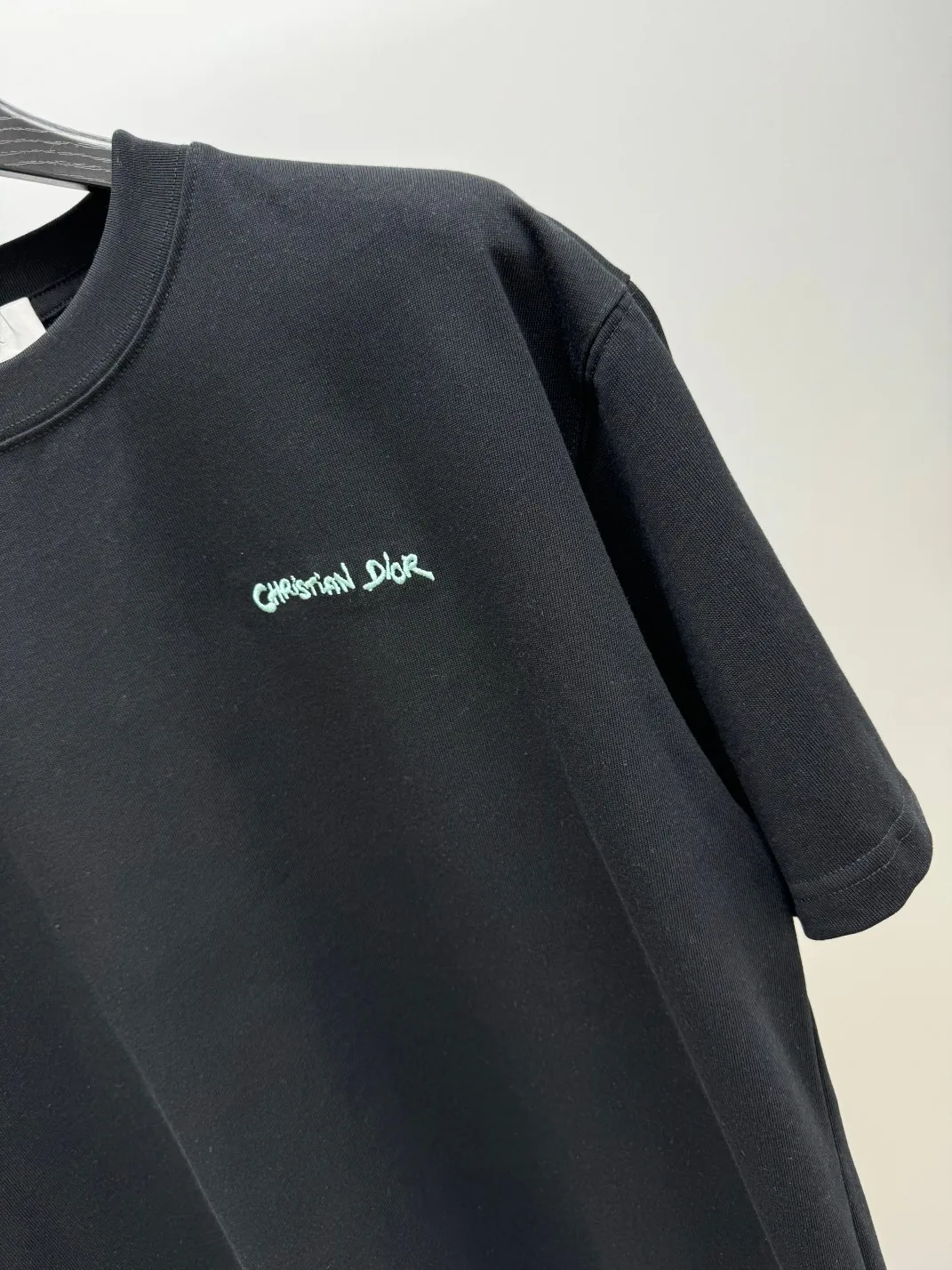 🅿️210 (top version, differentiated currency) will not be taken off the shelves all year round, sell with confidence Style: Dior/DIO.R short-sleeved T-shirt Fabric: 300g heavy double yarn 100% cotton Rib: 320g heavy Sorona 1*1 trendy brand Craftsmanship: imported machine embroidered logo Color: white black floral gray Size: XS S M L No gender distinction, the same style for men and women