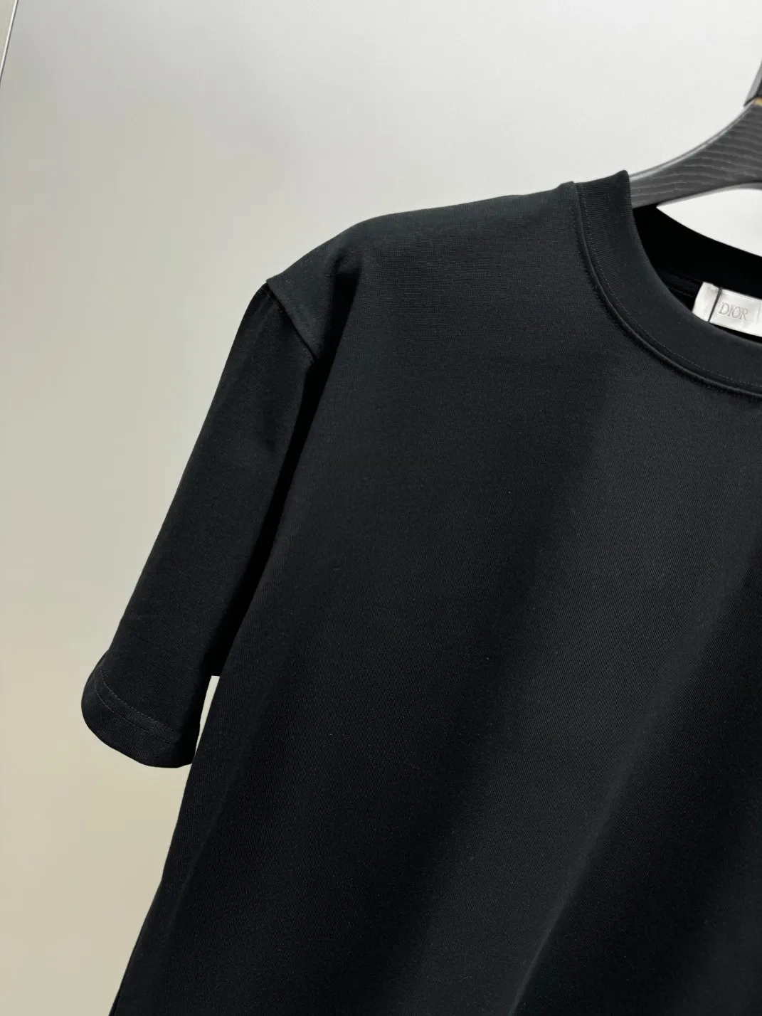 🅿️210 (top version, differentiated currency) will not be taken off the shelves all year round, sell with confidence Style: Dior/DIO.R short-sleeved T-shirt Fabric: 300g heavy double yarn 100% cotton Rib: 320g heavy Sorona 1*1 trendy brand Craftsmanship: imported machine embroidered logo Color: white black floral gray Size: XS S M L No gender distinction, the same style for men and women