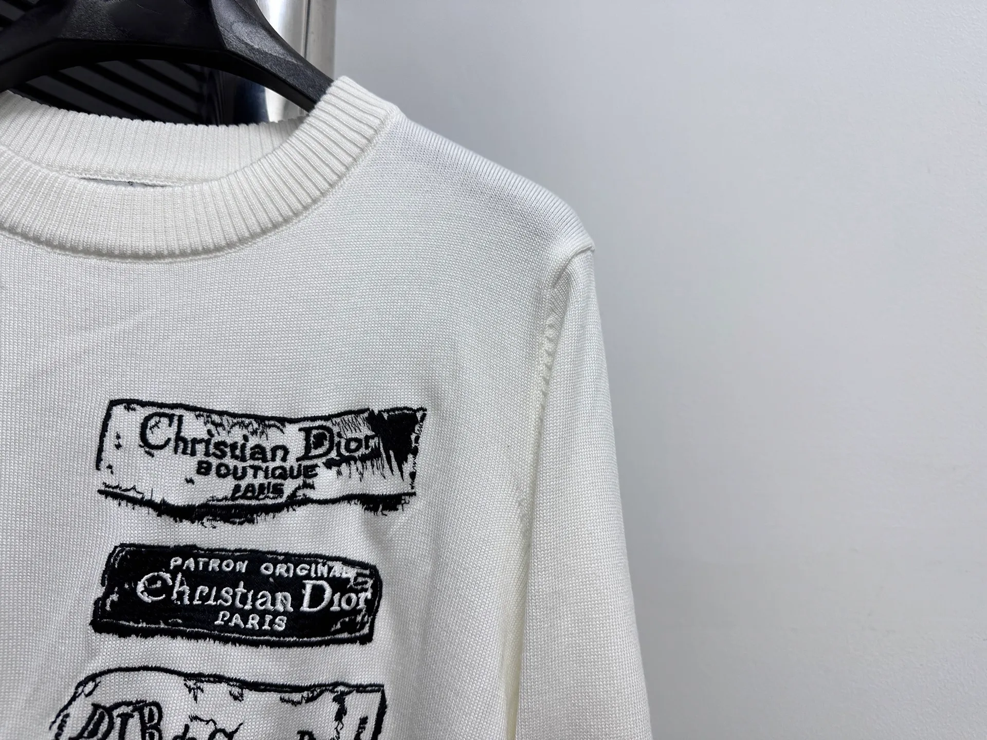 🅿️330 [Dior] Dior 25ss Archives Logo Embroidered Round Neck Knitted Sweater The Archives Labels logo is reinterpreted with an embroidered version of the brand label. Made of white wool jersey with ribbed crew neck, cuffs and hem. It is characterized by timeless charm and is perfect for adding a touch of elegance to spring looks. Archives Labels embroidered at chest. Ribbed crew neck, cuffs, and hem. Size: S M L