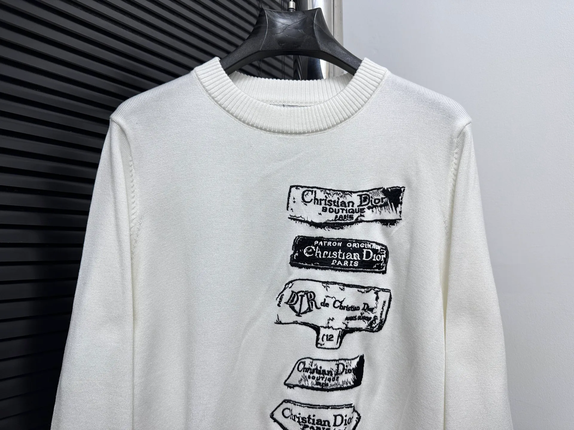 🅿️330 [Dior] Dior 25ss Archives Logo Embroidered Round Neck Knitted Sweater The Archives Labels logo is reinterpreted with an embroidered version of the brand label. Made of white wool jersey with ribbed crew neck, cuffs and hem. It is characterized by timeless charm and is perfect for adding a touch of elegance to spring looks. Archives Labels embroidered at chest. Ribbed crew neck, cuffs, and hem. Size: S M L