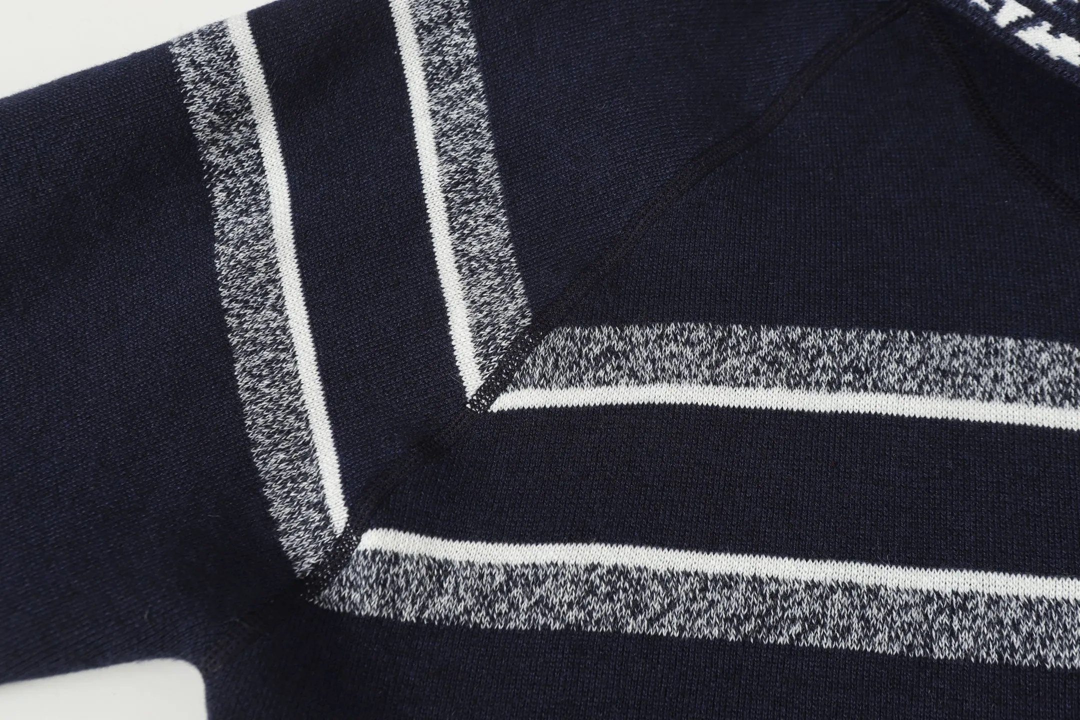 🅿️540 DIOR/Dior double-sided jacquard cashmere knitted hood (navy blue). The original version was purchased for 22,337 and developed. The fabric is made of cashmere blended knitted fabric, which is soft and comfortable. It features a zip closure at the front and subtle ribbed trimming at the cuffs and hem. The reversible design features a solid blue hue on one side and the brand's signature Oblique pattern on the other, with Cistian strap detailing on the back. The unlined cut ensures a light and effortless fit, while the slim fit creates an elegant silhouette. The entire piece has exquisite craftsmanship, double-sided knitting technology enables reversible wear, and ribbed edges enhance the three-dimensional effect. Dry cleaning and maintenance are recommended to maintain the delicate texture of cashmere fabrics. This piece is both casual and fashionable, and can be easily matched with all kinds of clothing, showing the brand's exquisite craftsmanship and classic aesthetics. Color: Navy Gray Light Gray Size: S M L